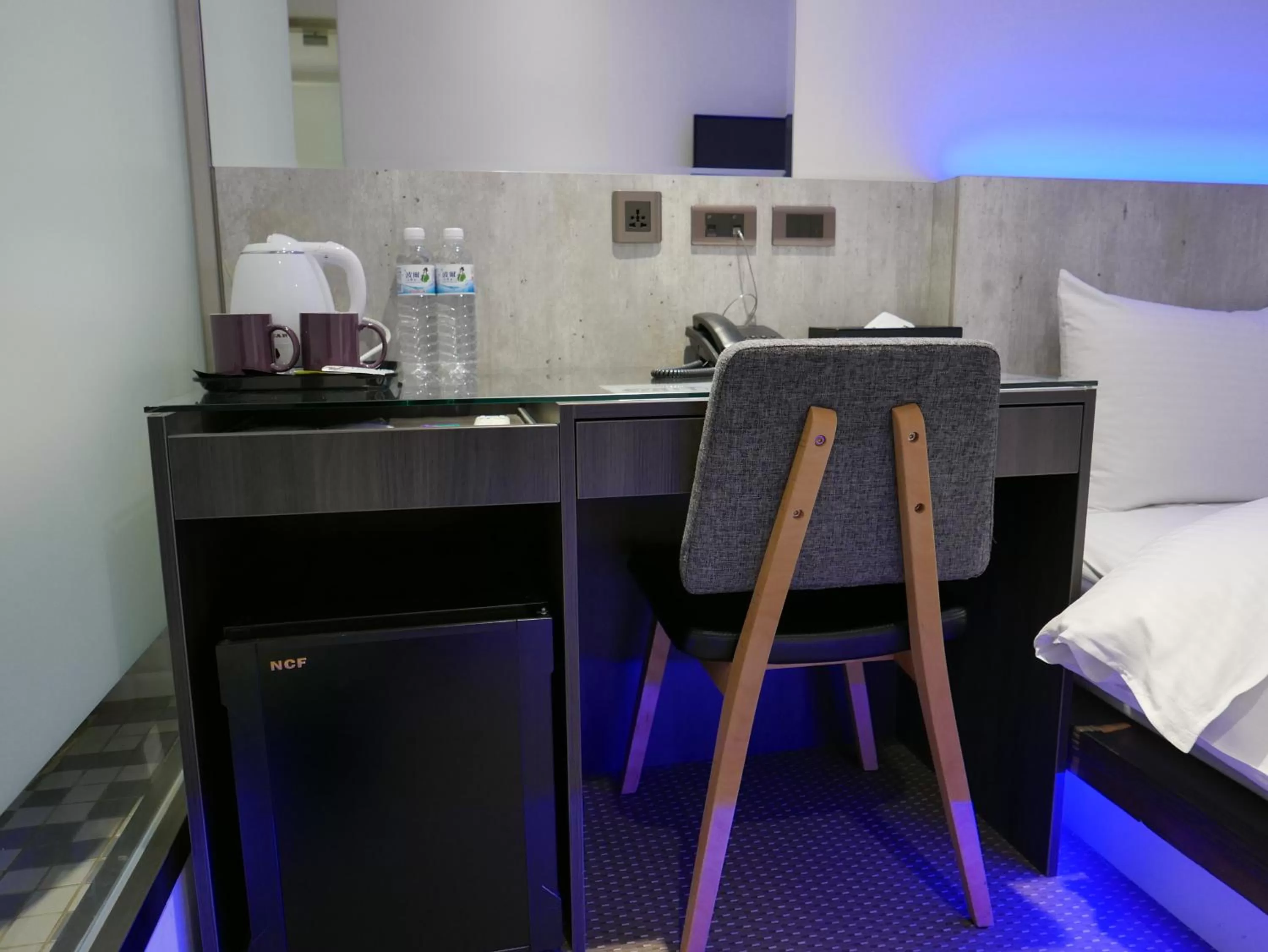 Coffee/tea facilities, Bed in 泊居旅店二館 Oursinn Hotel 2