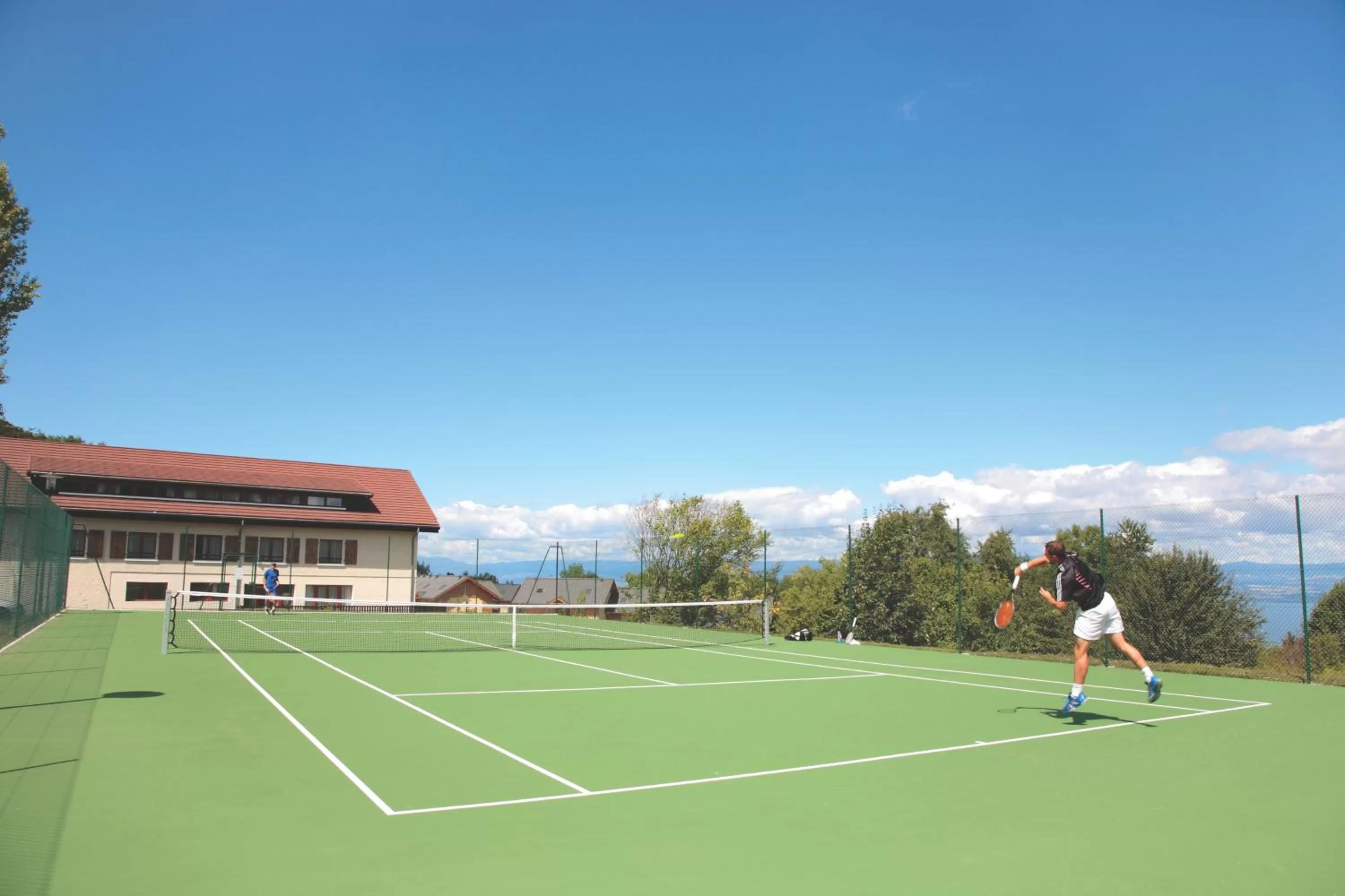 Tennis court in Garden & City Evian - Lugrin