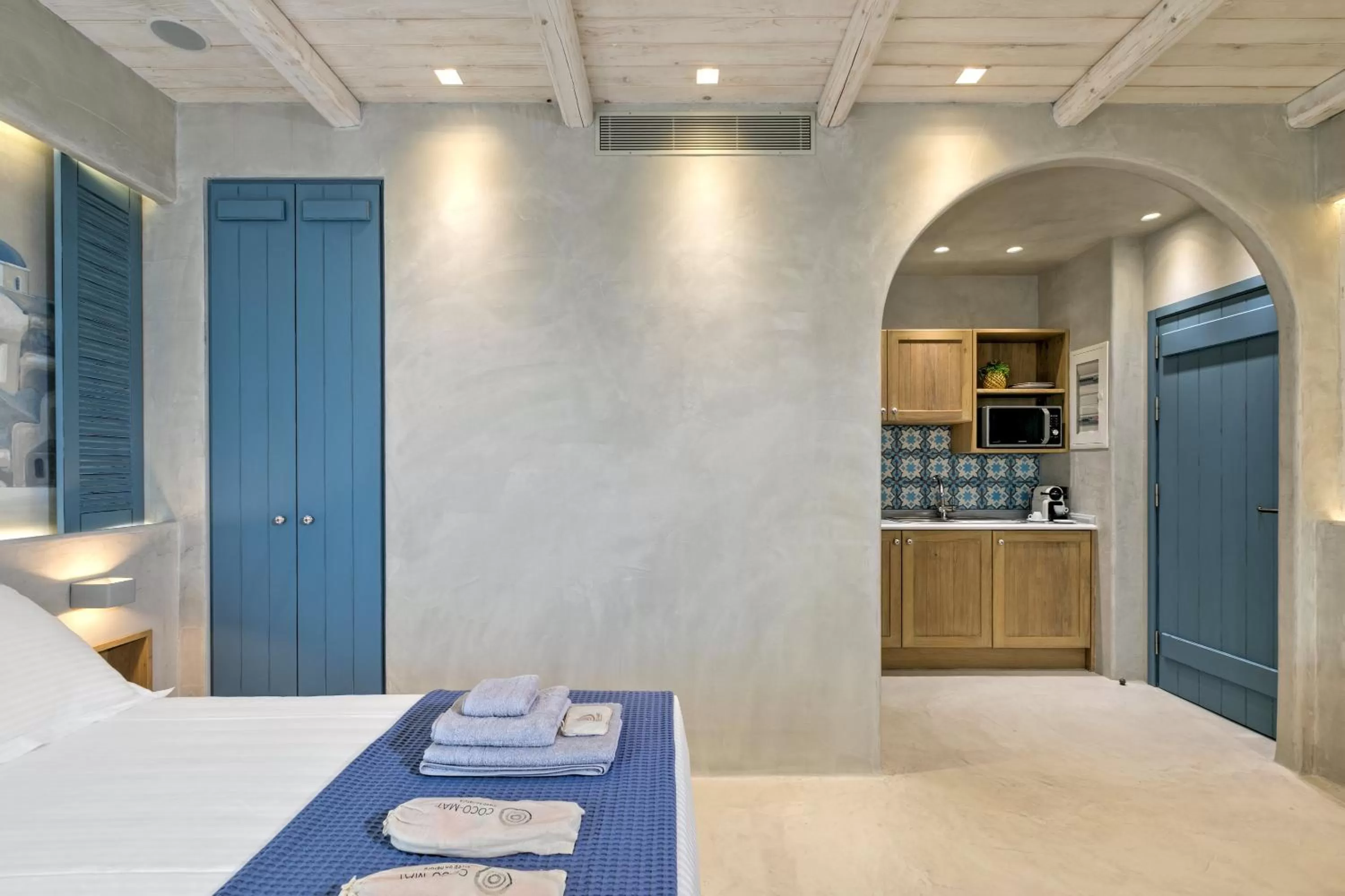 Kitchen or kitchenette, Bed in Estia Boutique Apartments