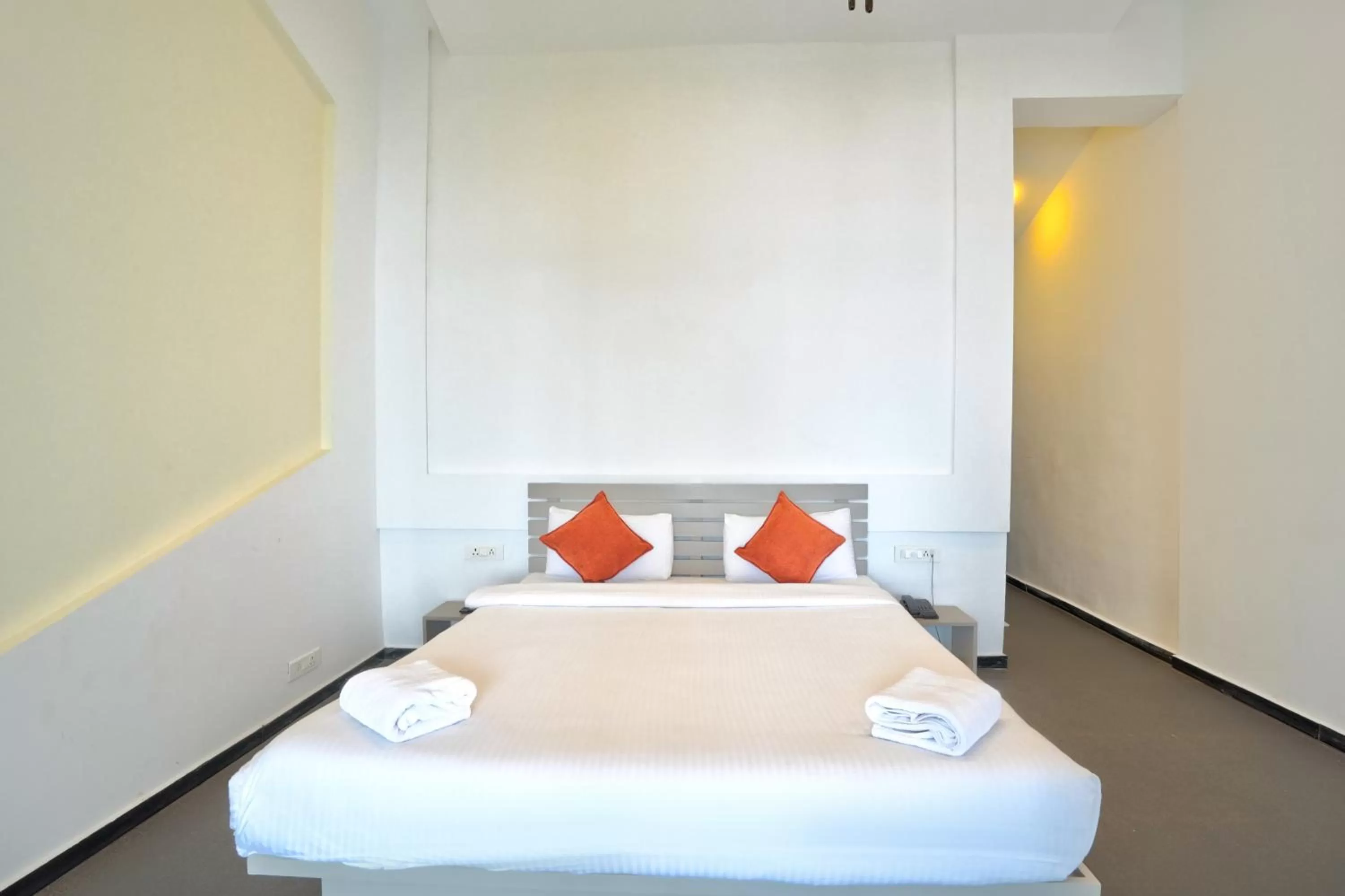 Photo of the whole room, Bed in Blu Missel By The River