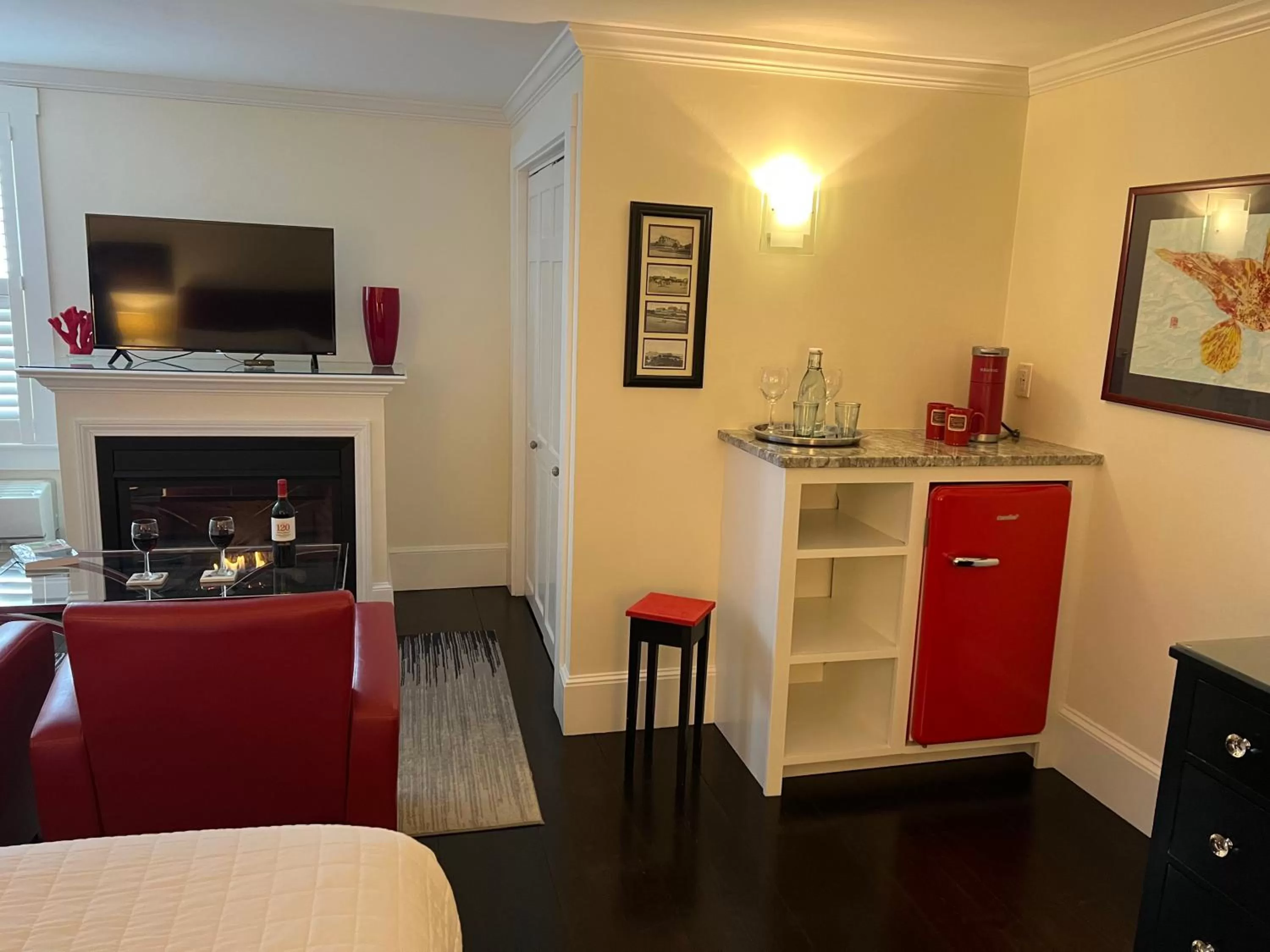Seating area, TV/Entertainment Center in The Platinum Pebble Boutique Inn - Adults Only Property