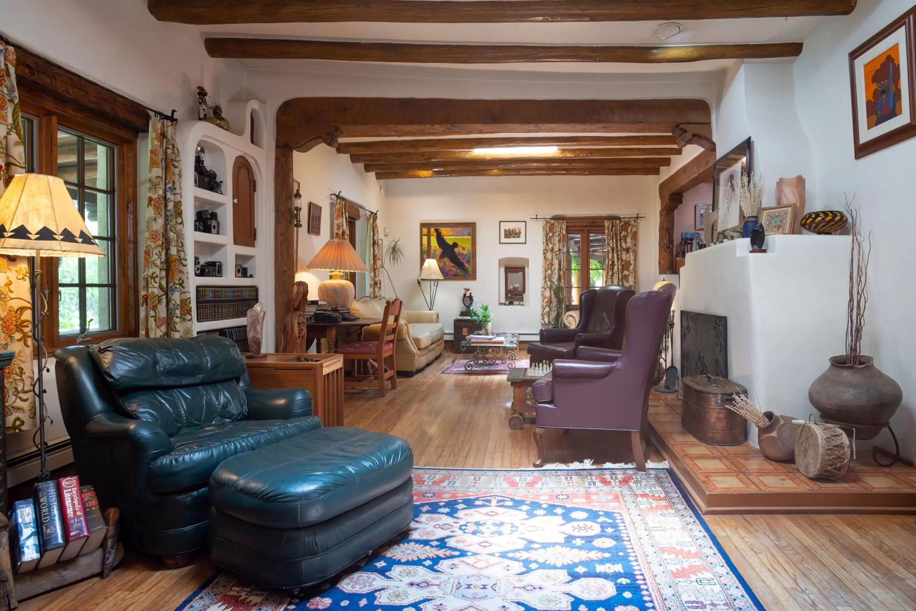 Communal lounge/ TV room in Inn on La Loma Plaza