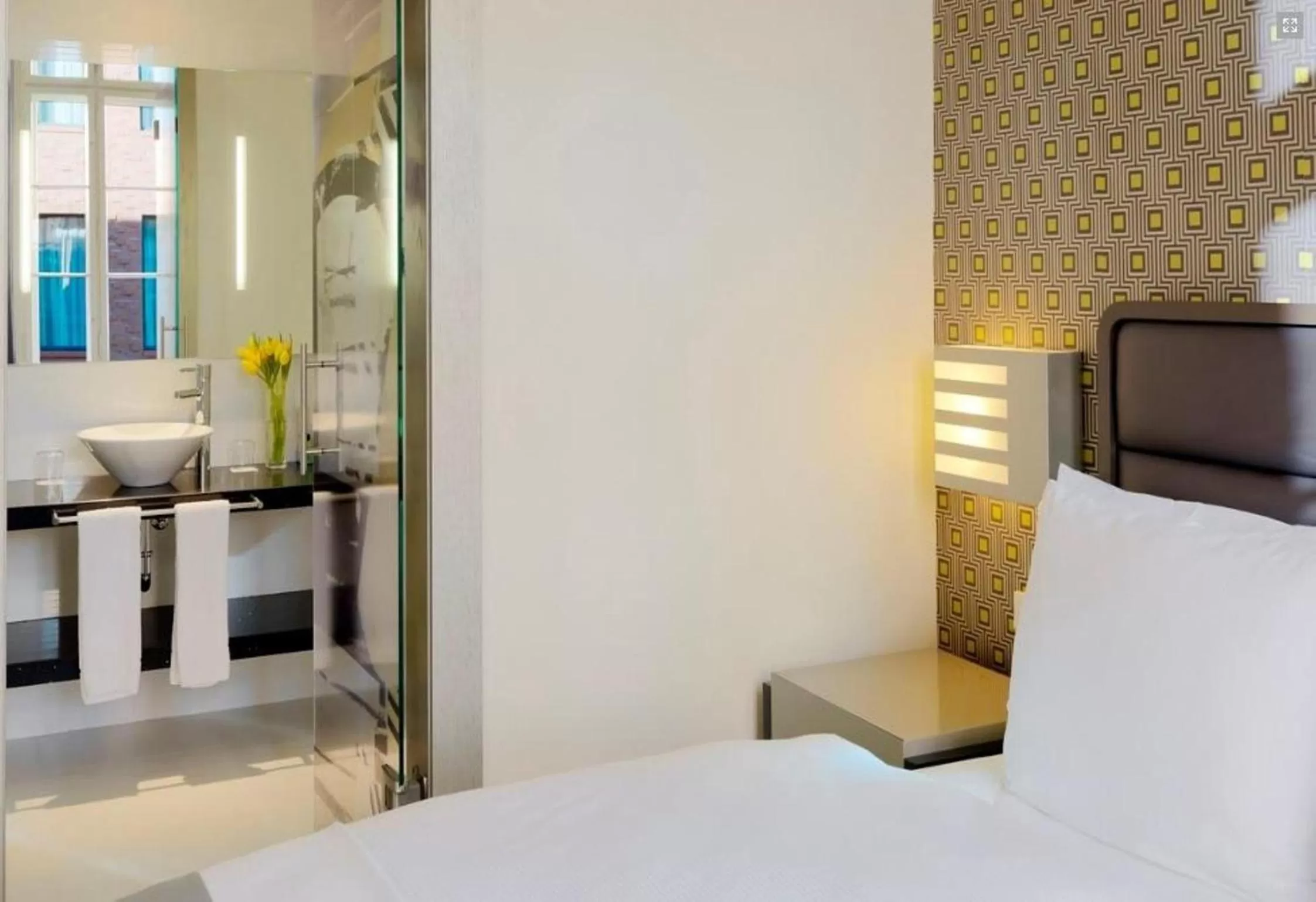 Photo of the whole room, Bed in H10 Berlin Ku'Damm