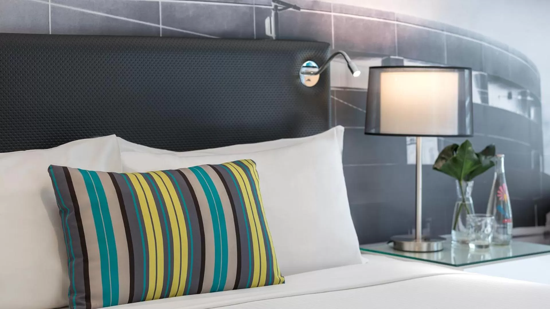 Bed in Oaks Melbourne on William Suites