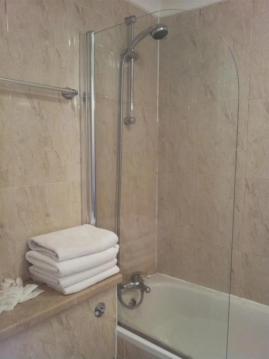 Bathroom in West Cromwell Hotel