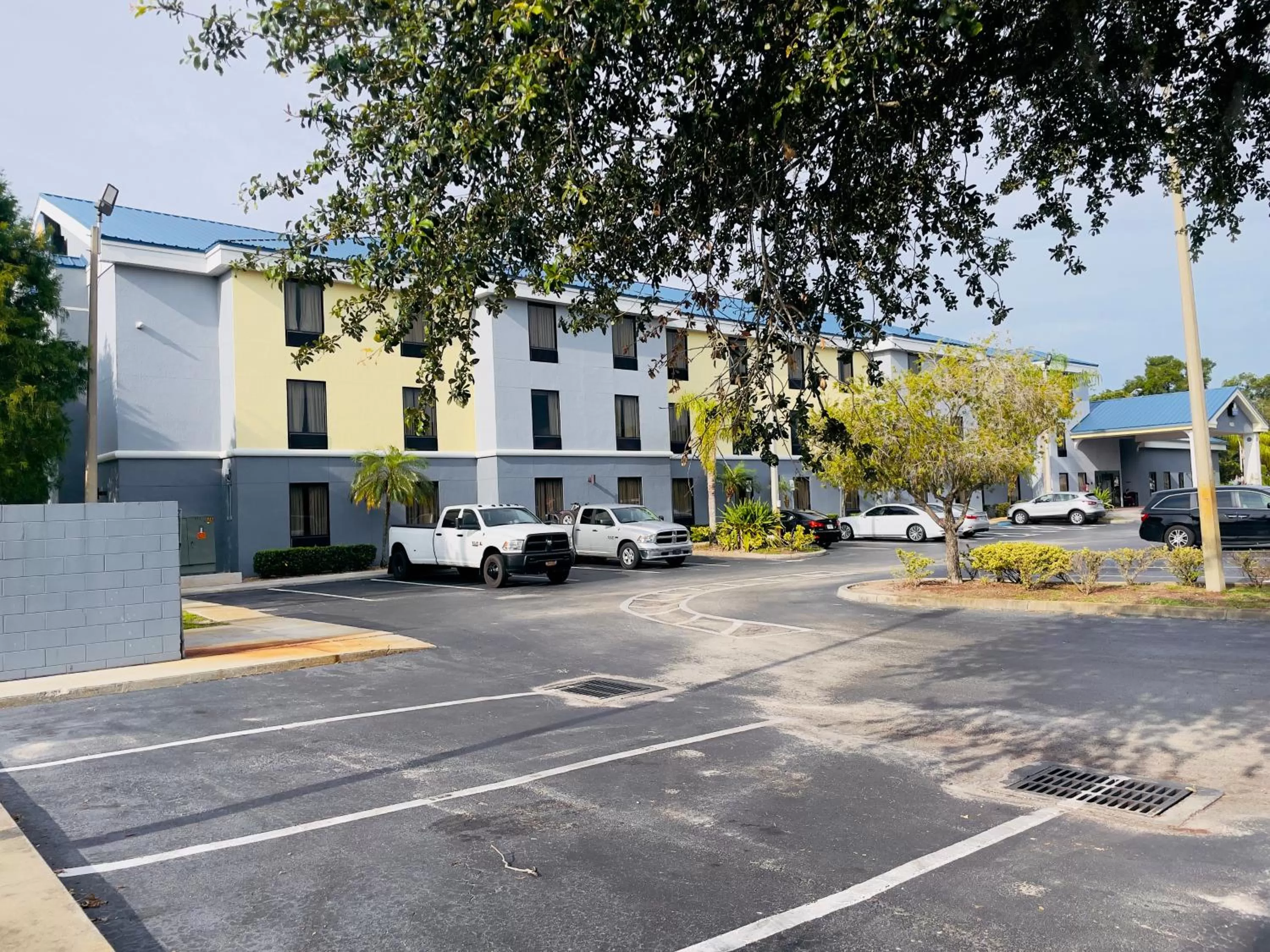 Deluxe King Suite with Jetted Tub in Days Inn & Suites by Wyndham Lakeland