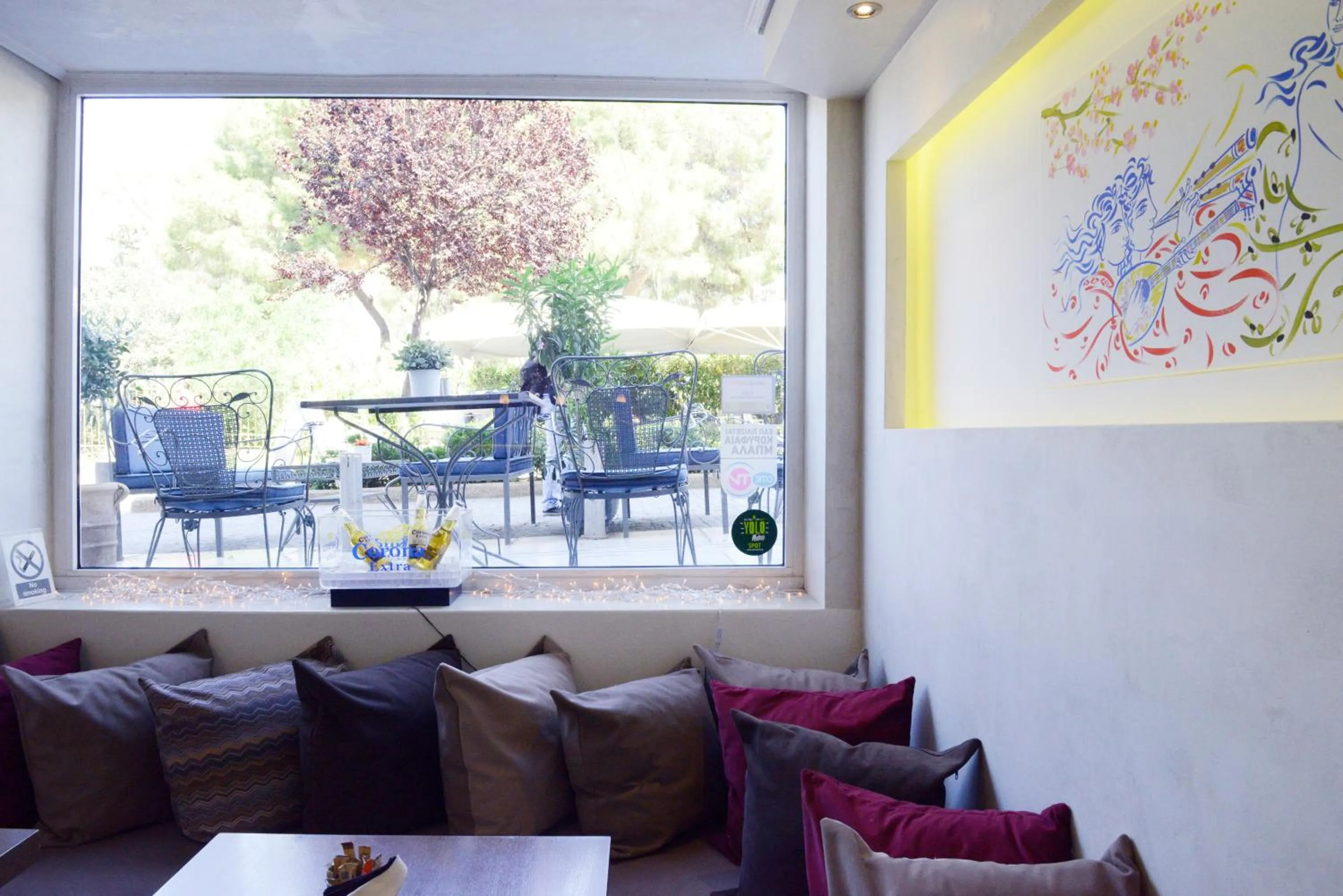 Restaurant/places to eat in Phidias Hotel