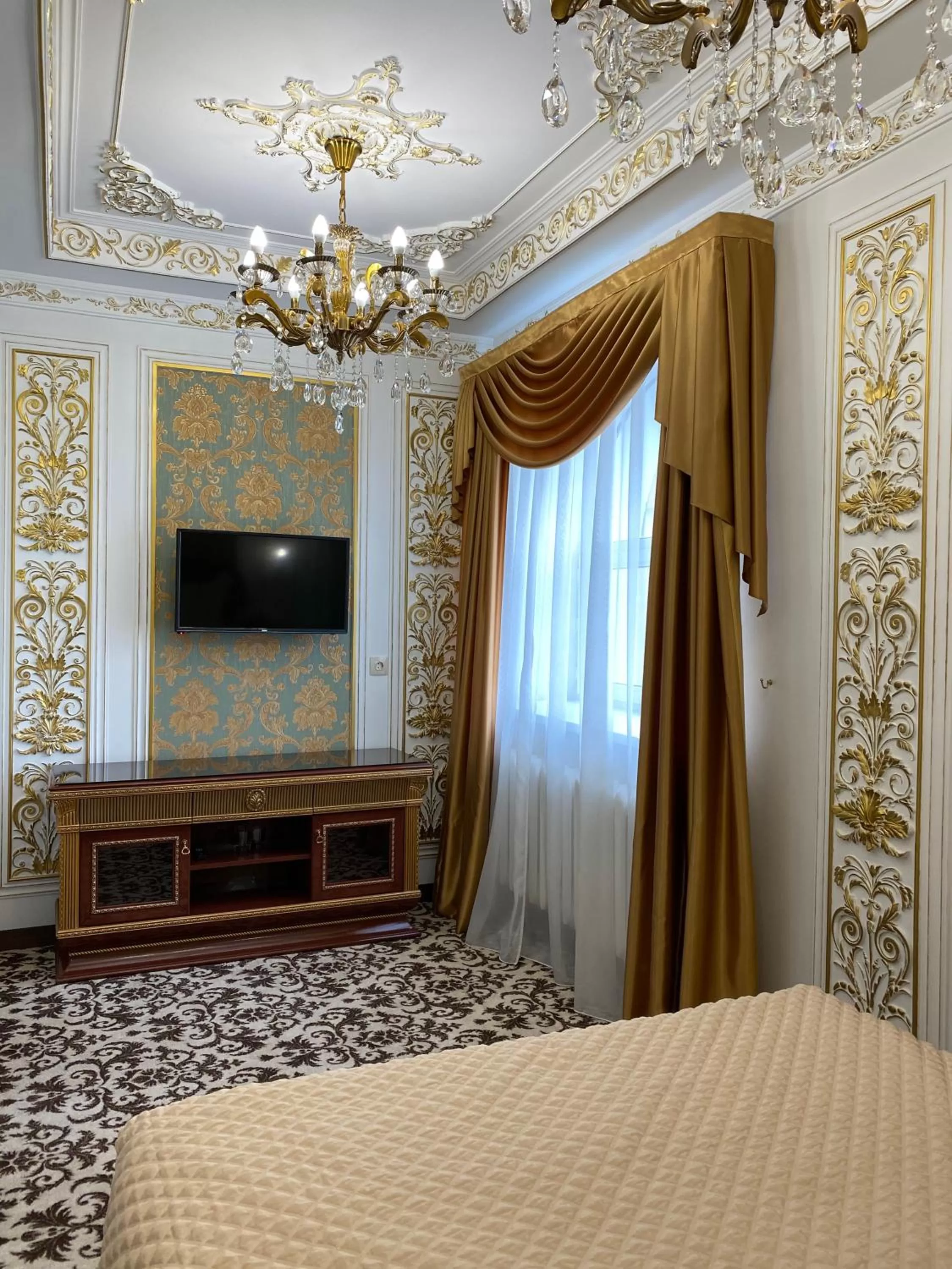 Communal lounge/ TV room, TV/Entertainment Center in Lion Hotel