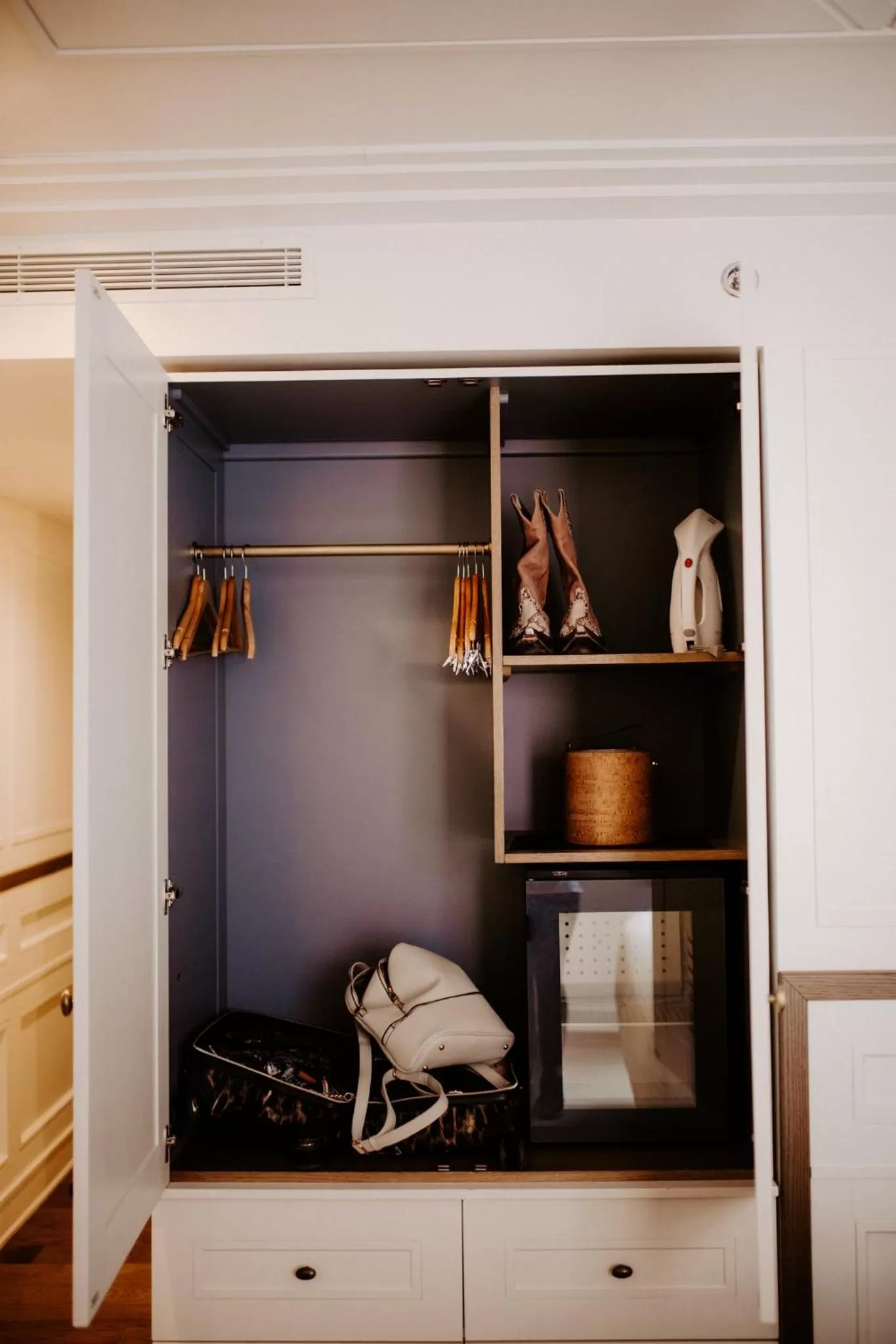 Photo of the whole room in Noelle