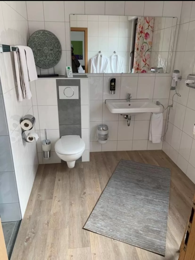 Bathroom in Hotel Deutsches Haus Lampertheim