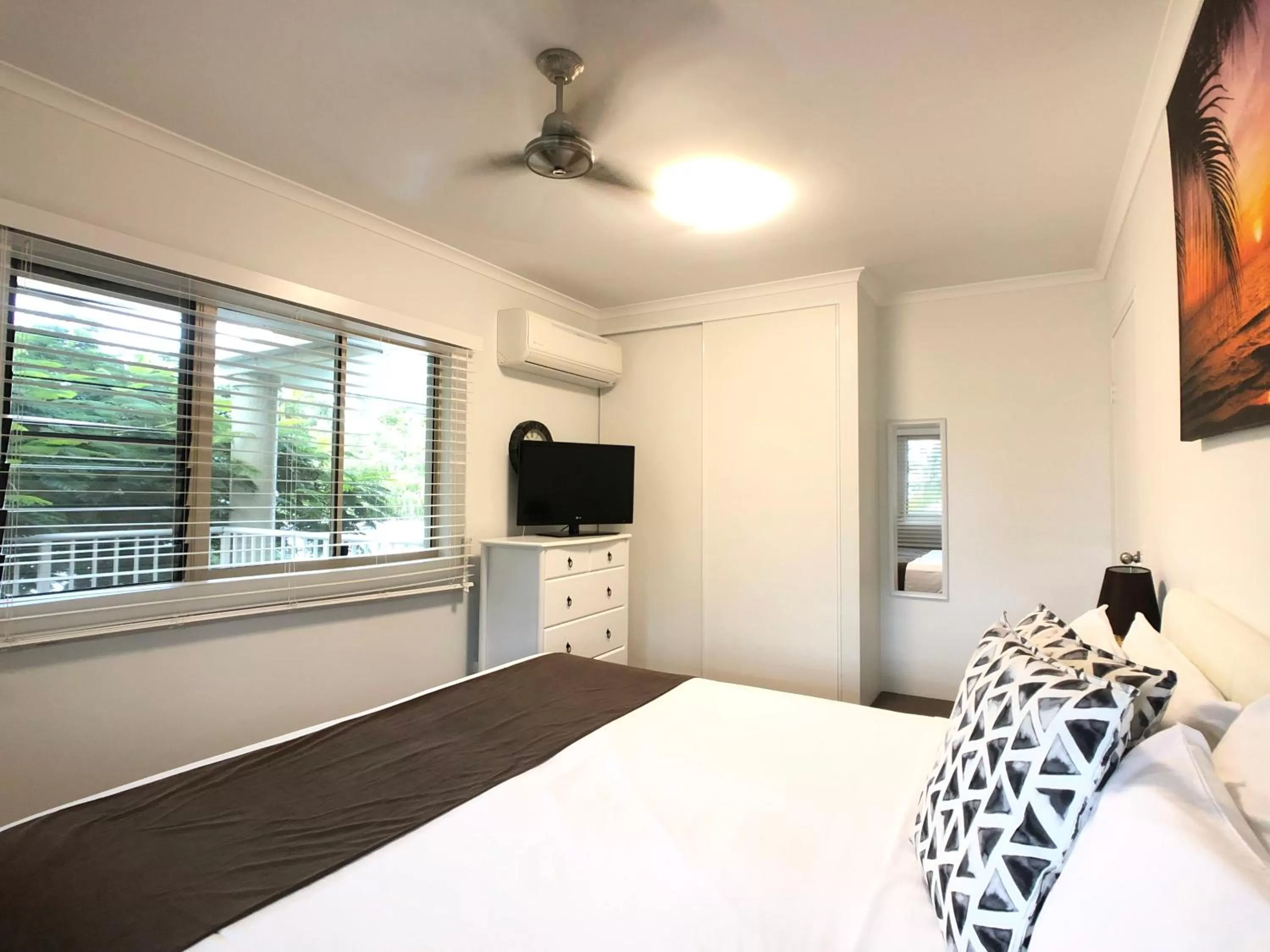 Bedroom, Bed in Cairns Beach Resort