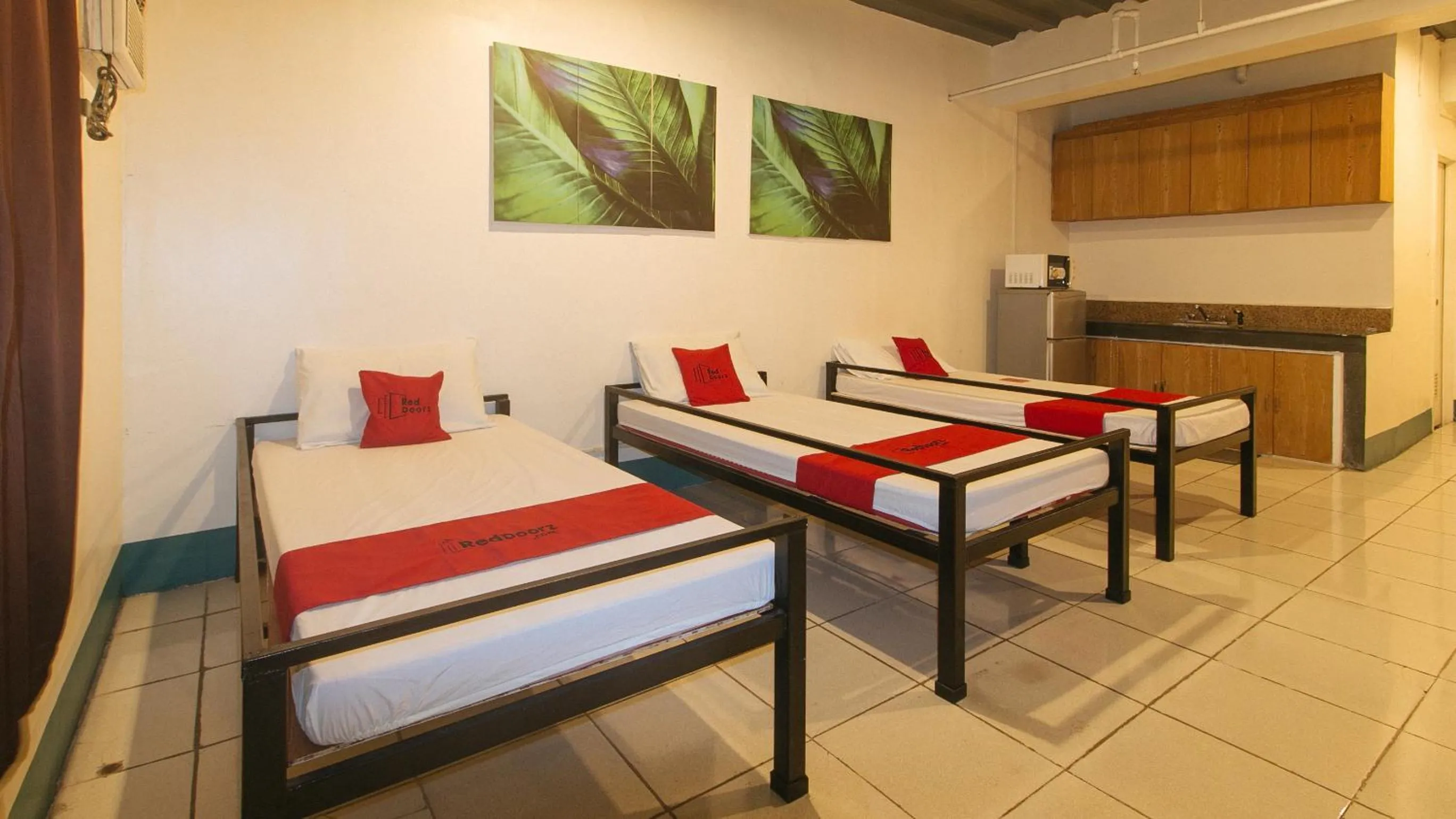 Photo of the whole room in RedDoorz at Crowne One Condo