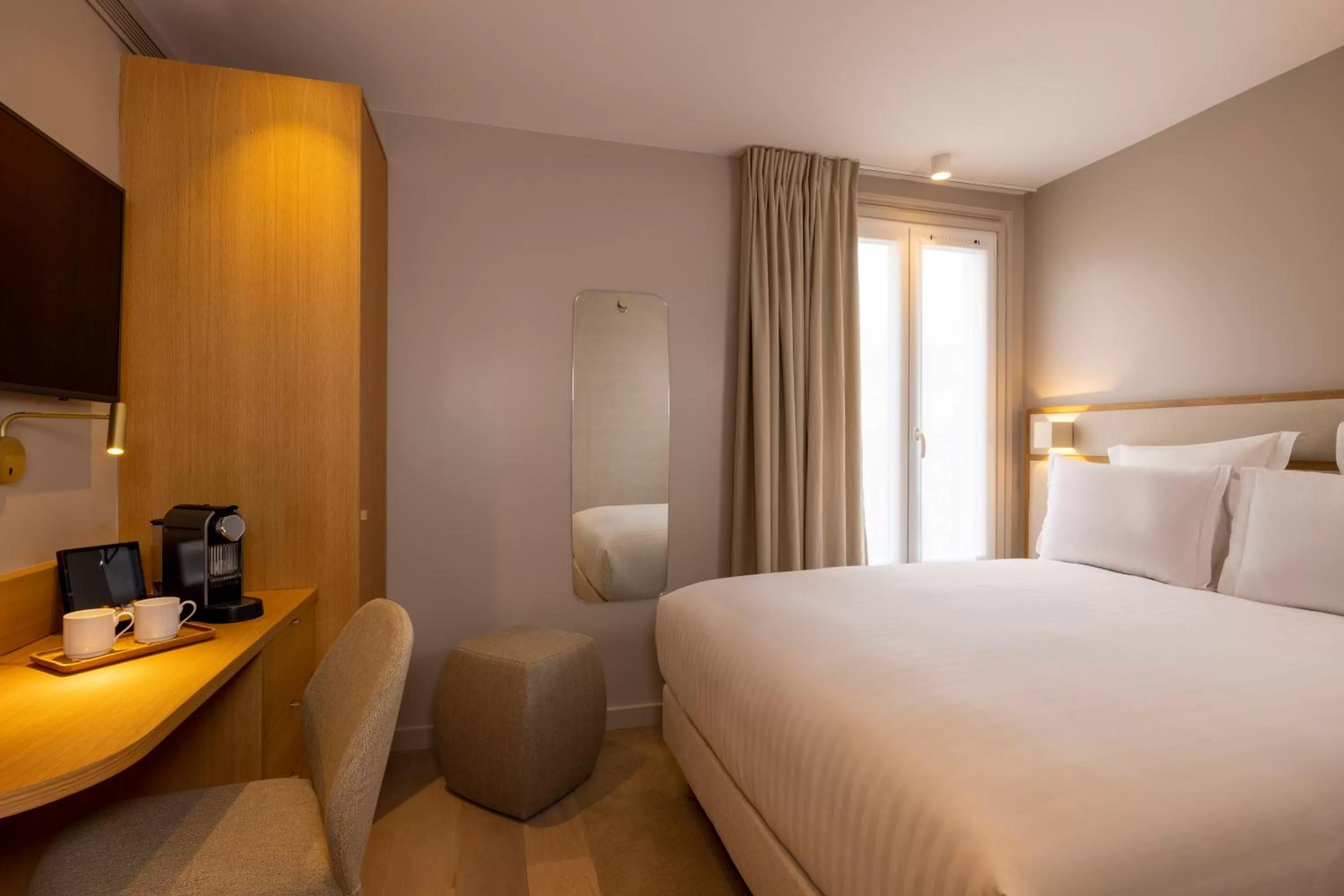 Bedroom, Bed in Hôtel Beige