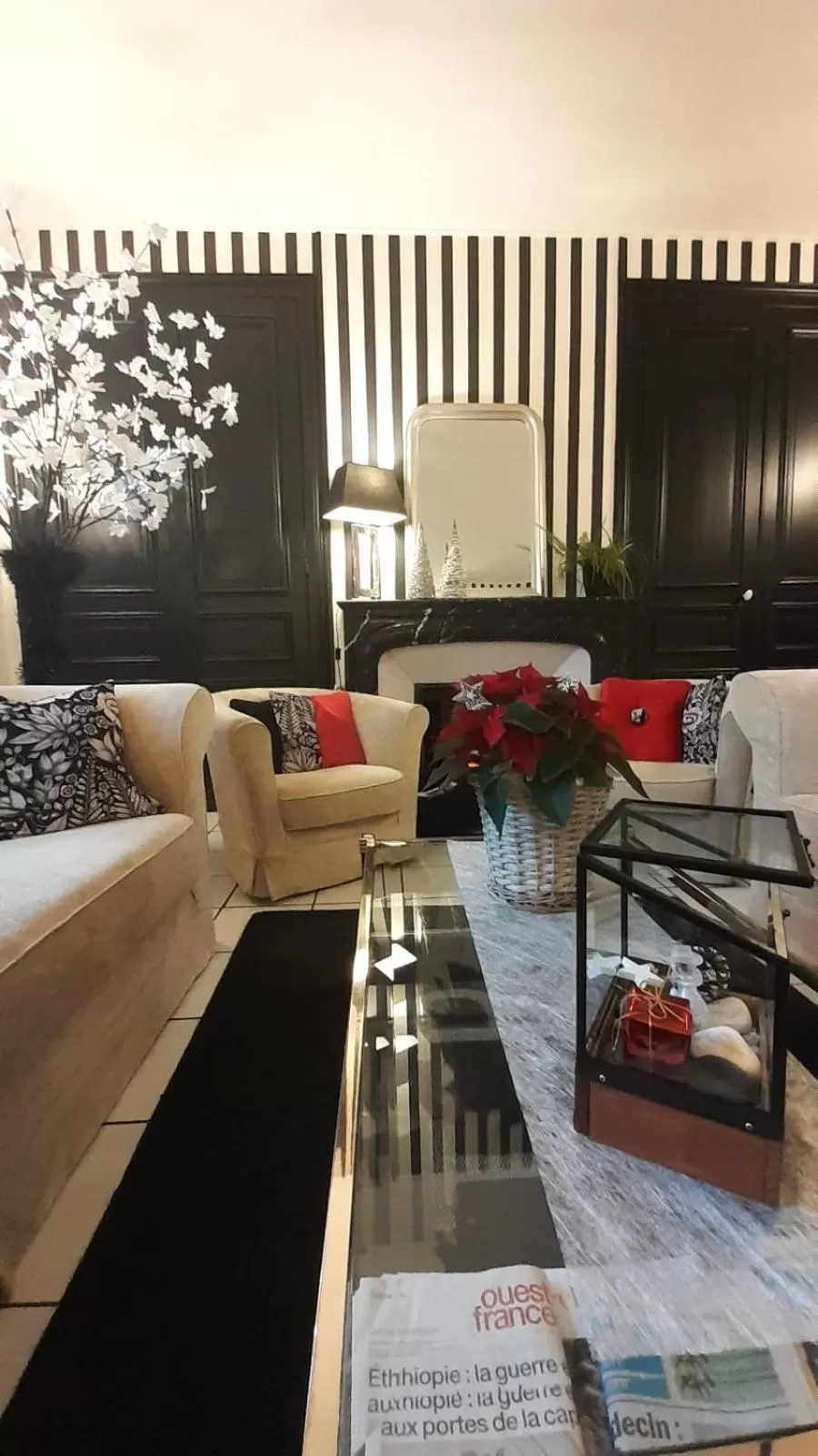 Living room in Logis Hotel - Le Charleston