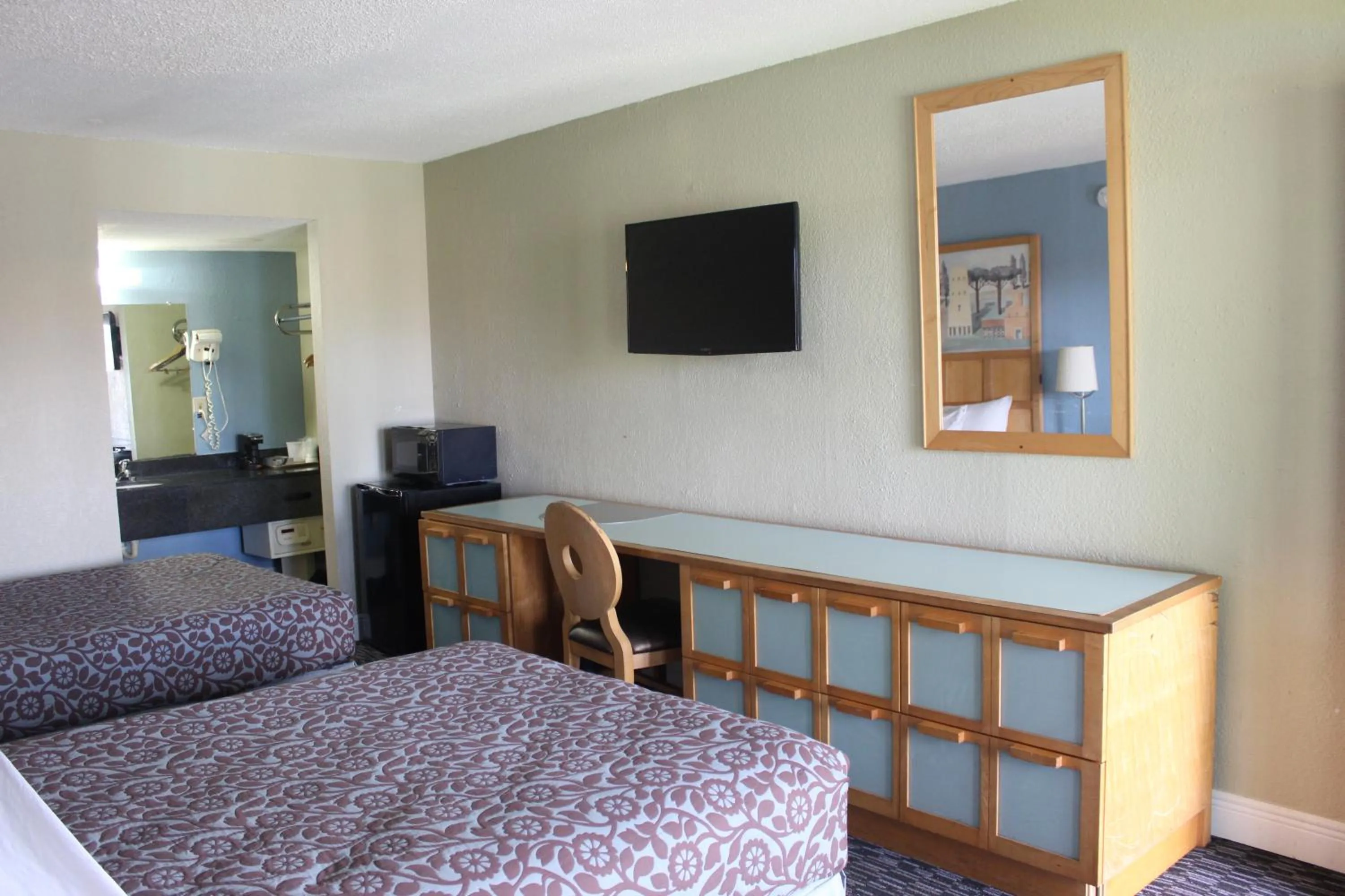 Bed in Tampa Inn Near Busch Gardens