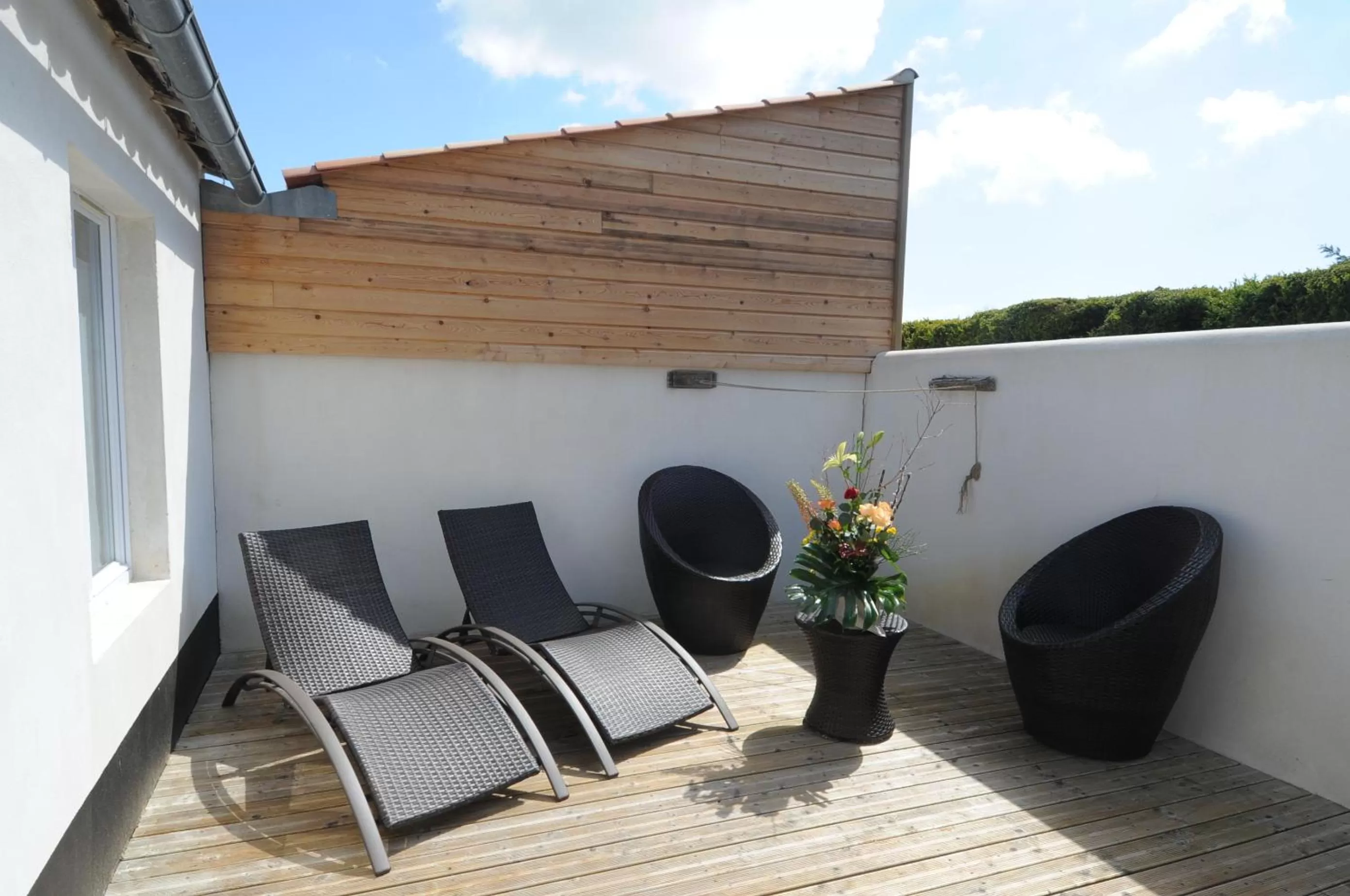 Patio in Elégance Suites Hôtel