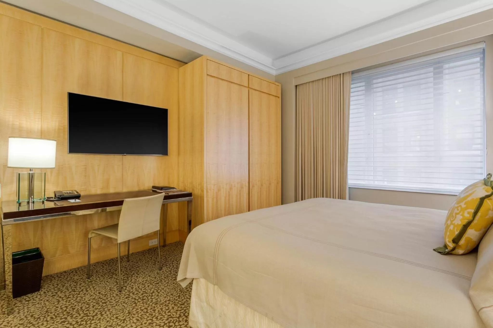 Facade/entrance, Bed in Omni Berkshire Place