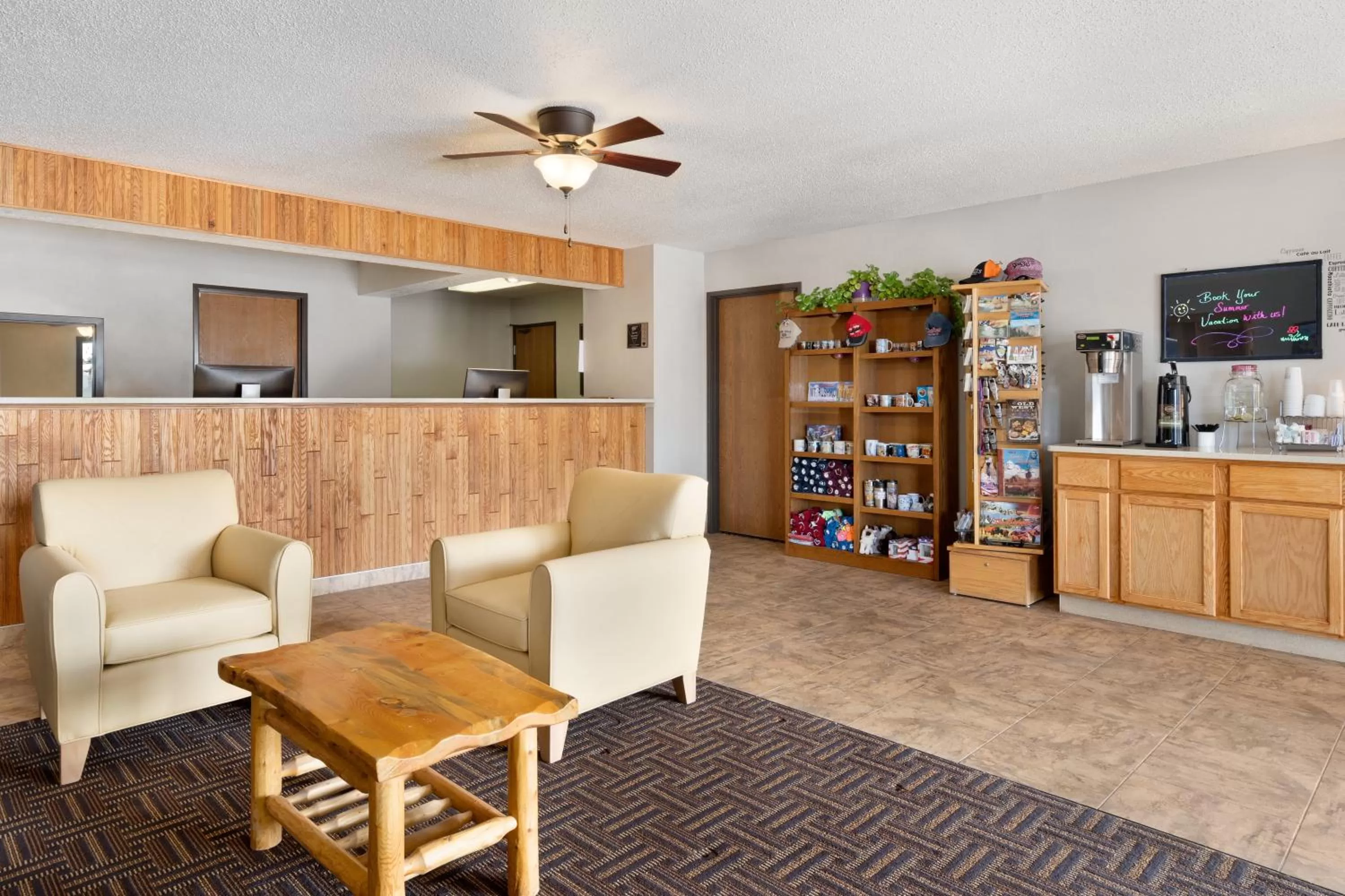 Communal lounge/ TV room in Super 8 by Wyndham Custer/Crazy Horse Area