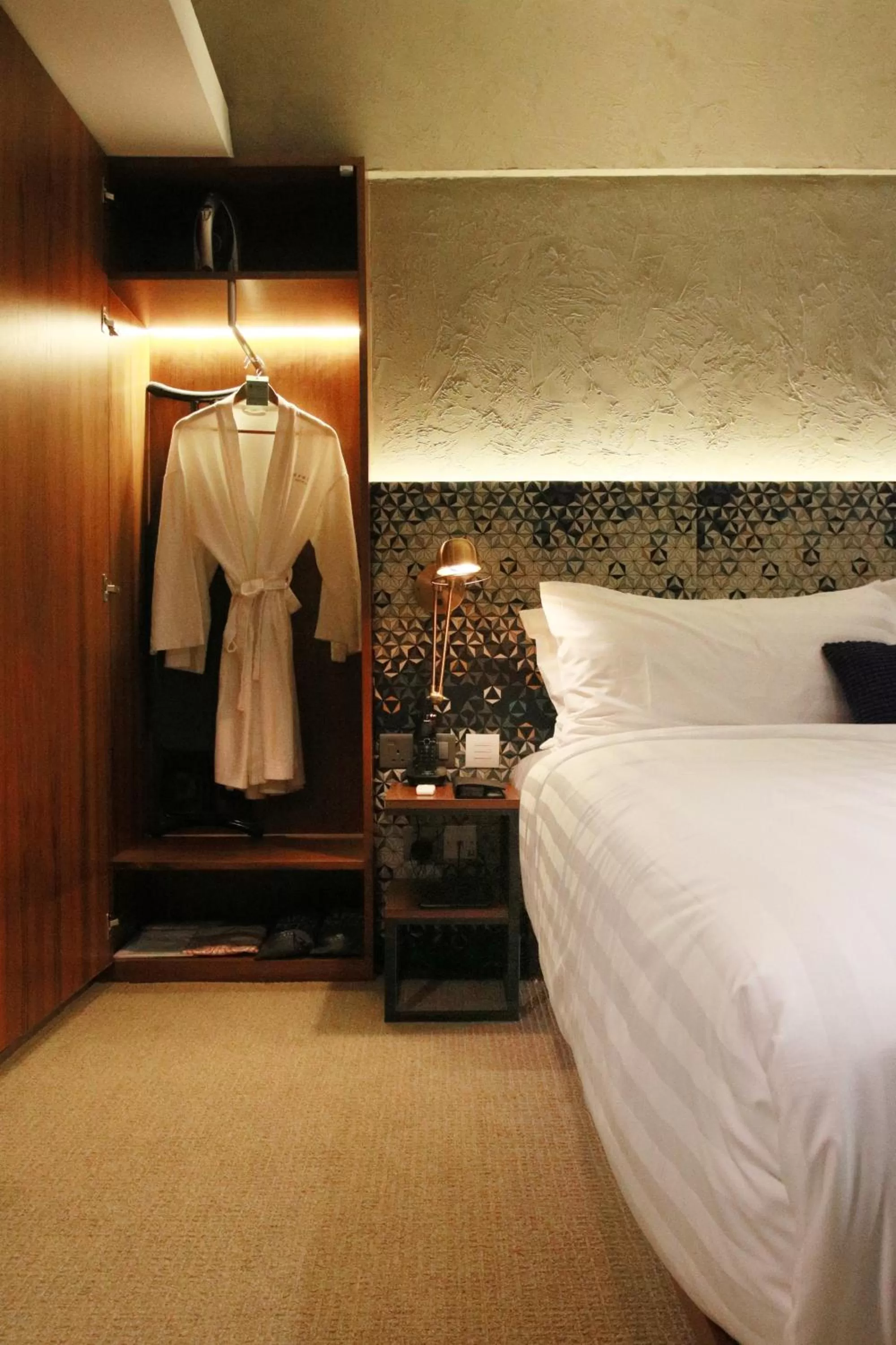 wardrobe, Bed in Ovolo Central