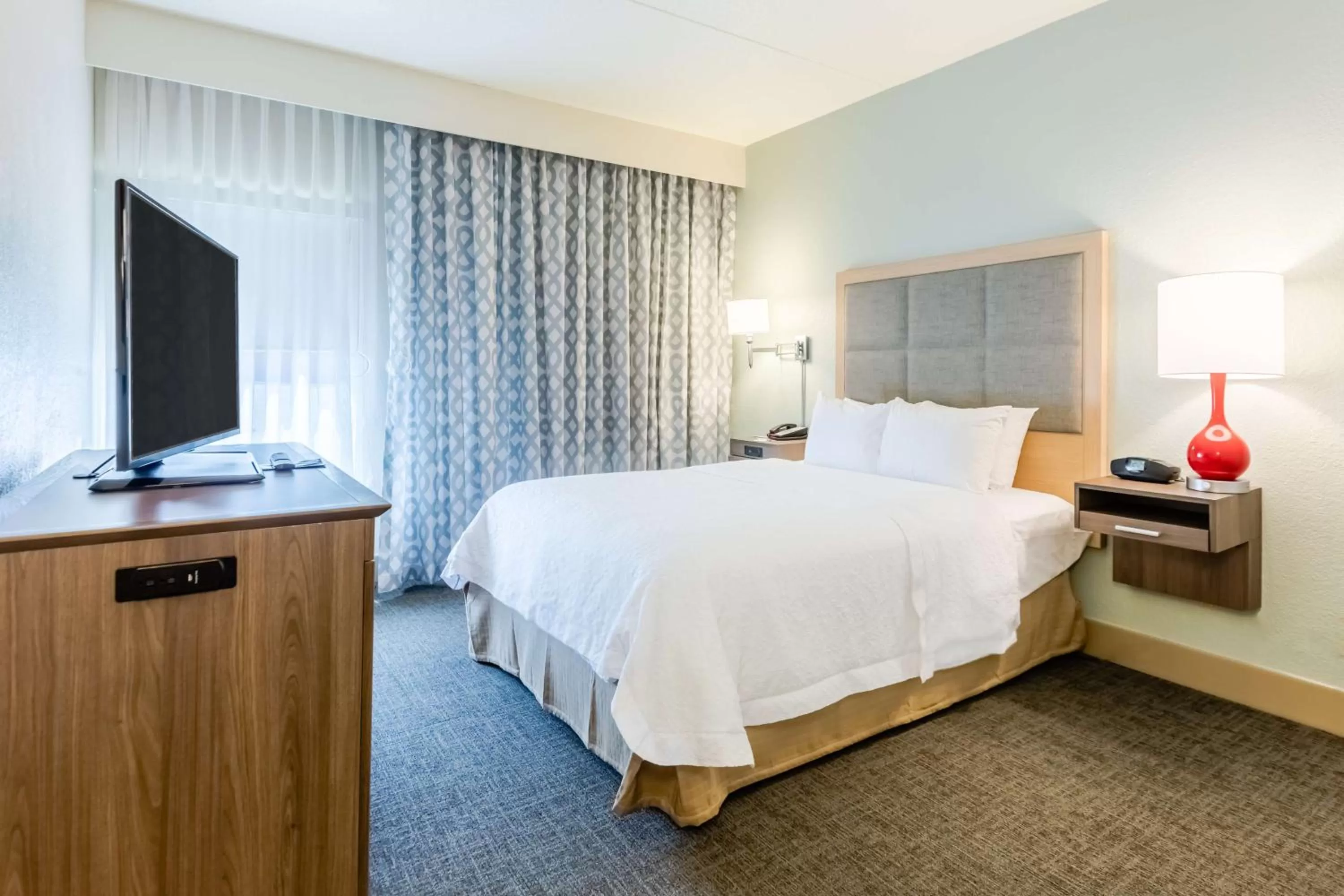 Bedroom, Bed in Hampton Inn St Charles St Peters