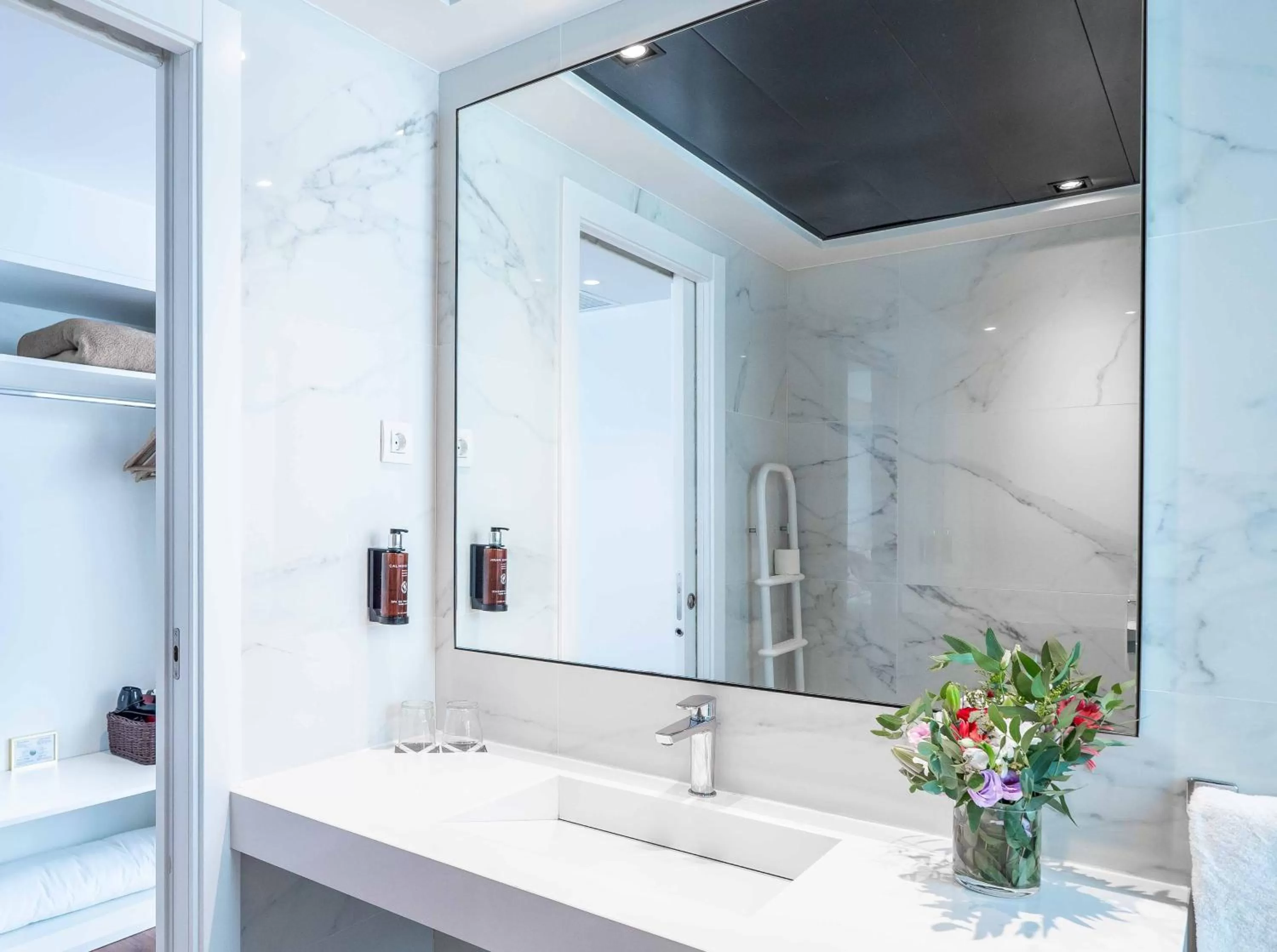 Shower in Vilana Hotel Boutique