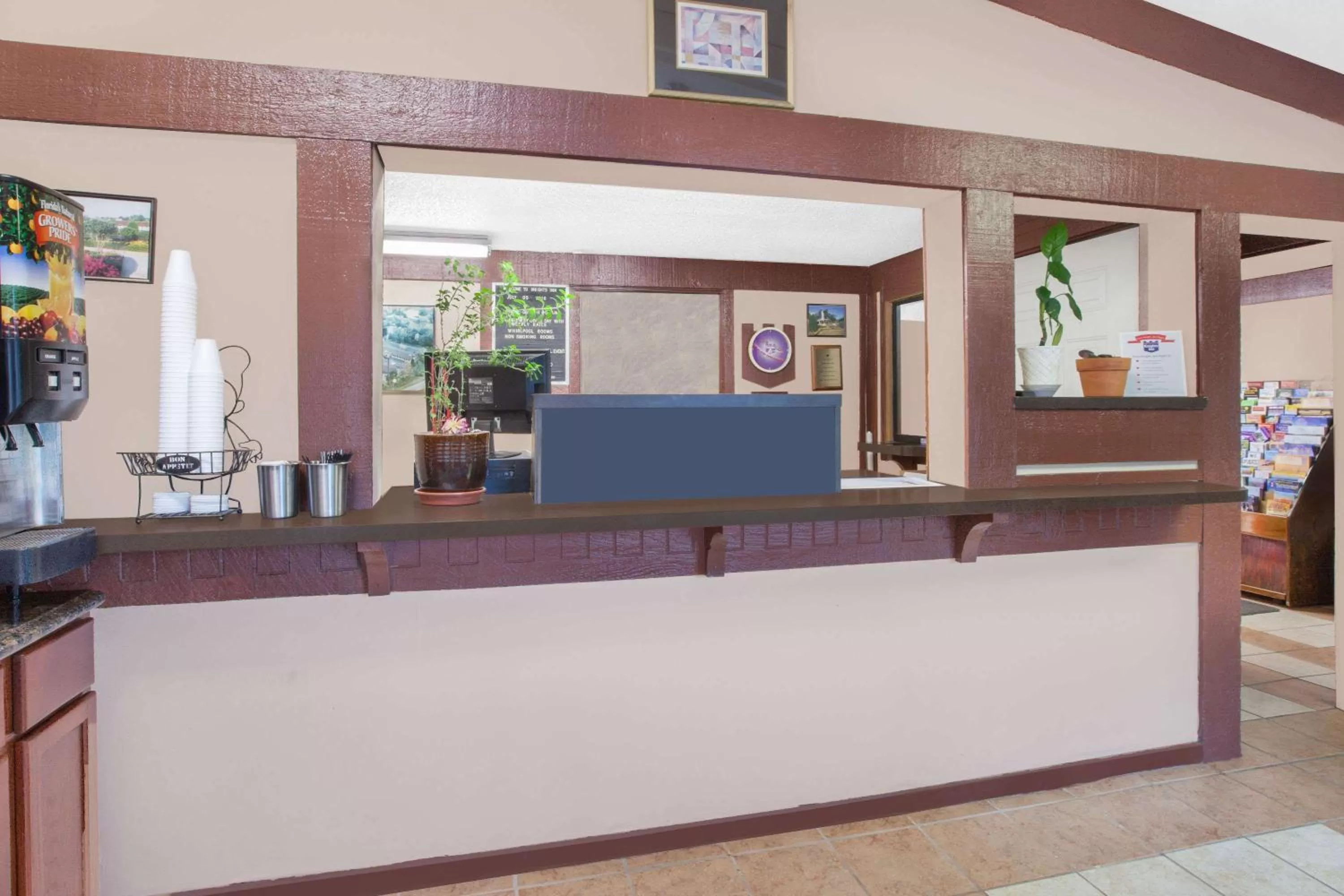 Lobby or reception in Knights Inn - Battle Creek