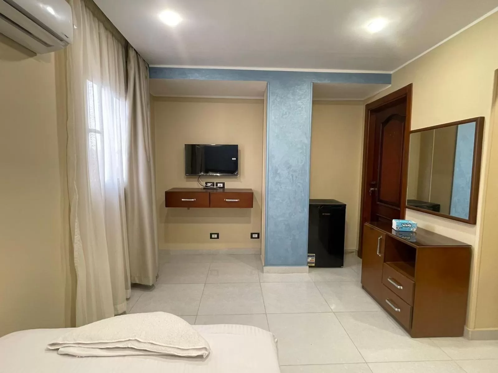 Bed, TV/Entertainment Center in Jewel Grand Museum & Pyramids View