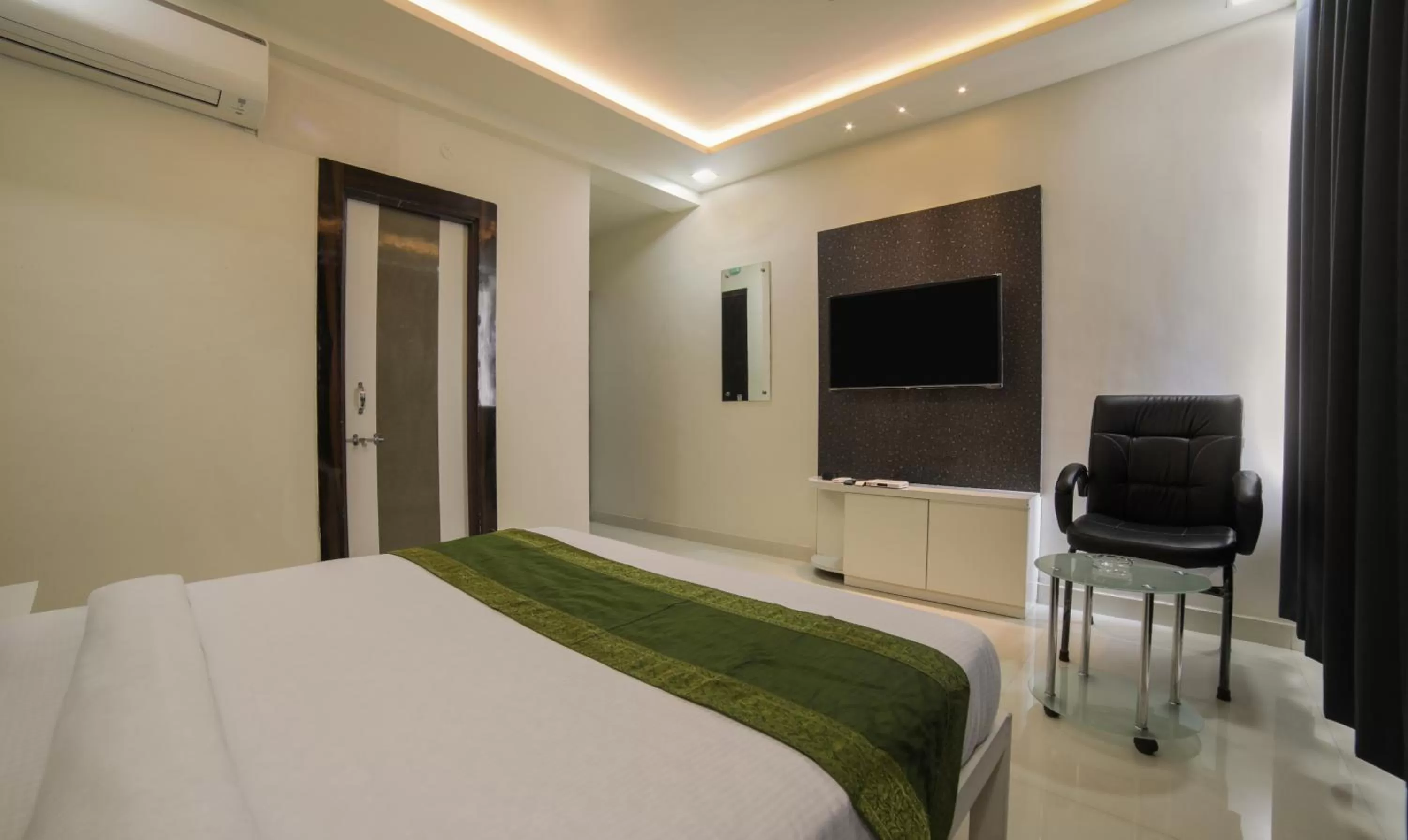 Bedroom, Bed in Itsy Hotels Le Clover