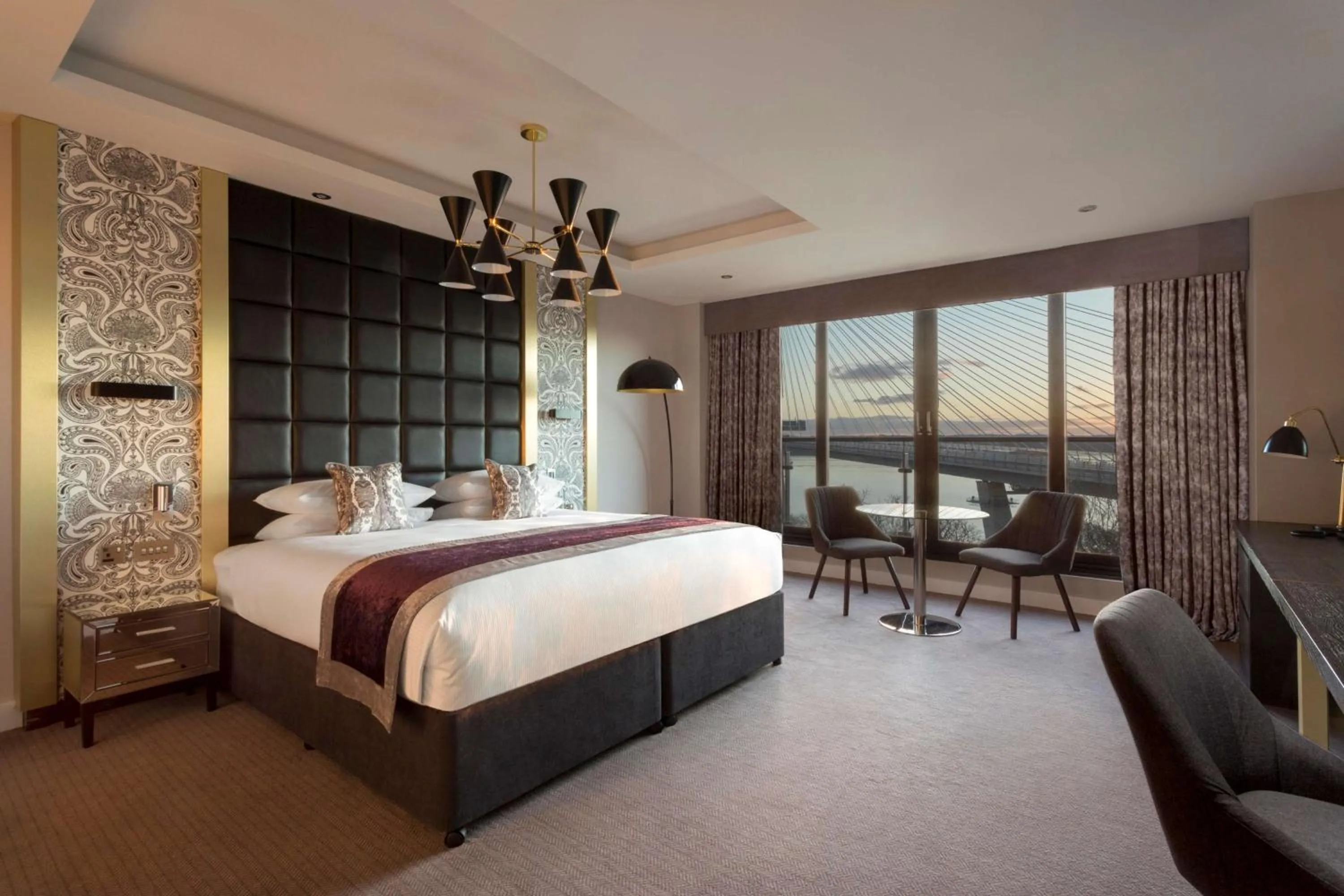 Bedroom, Bed in DoubleTree by Hilton Edinburgh - Queensferry Crossing