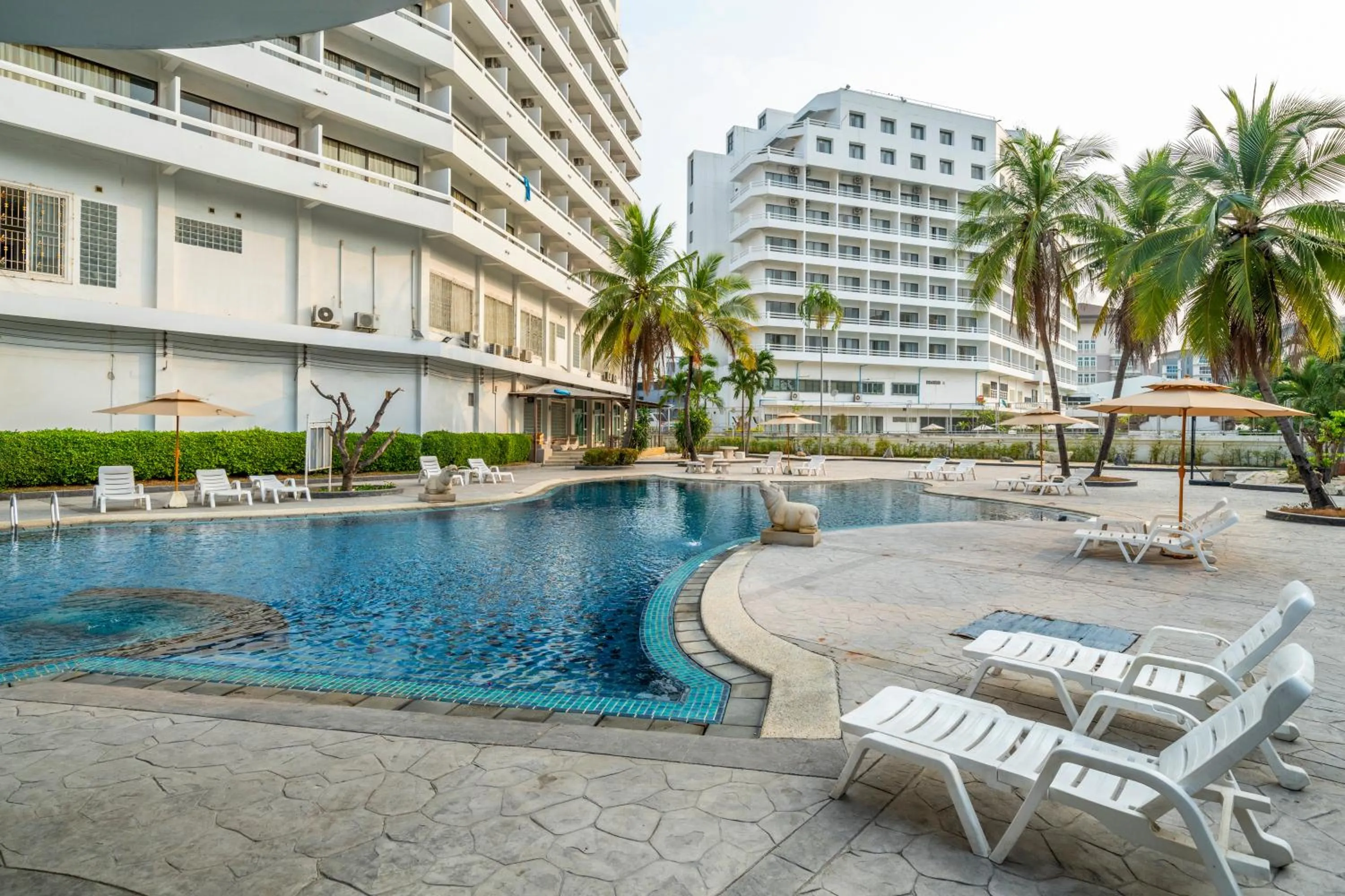Swimming pool in Welcome Plaza Hotel Pattaya