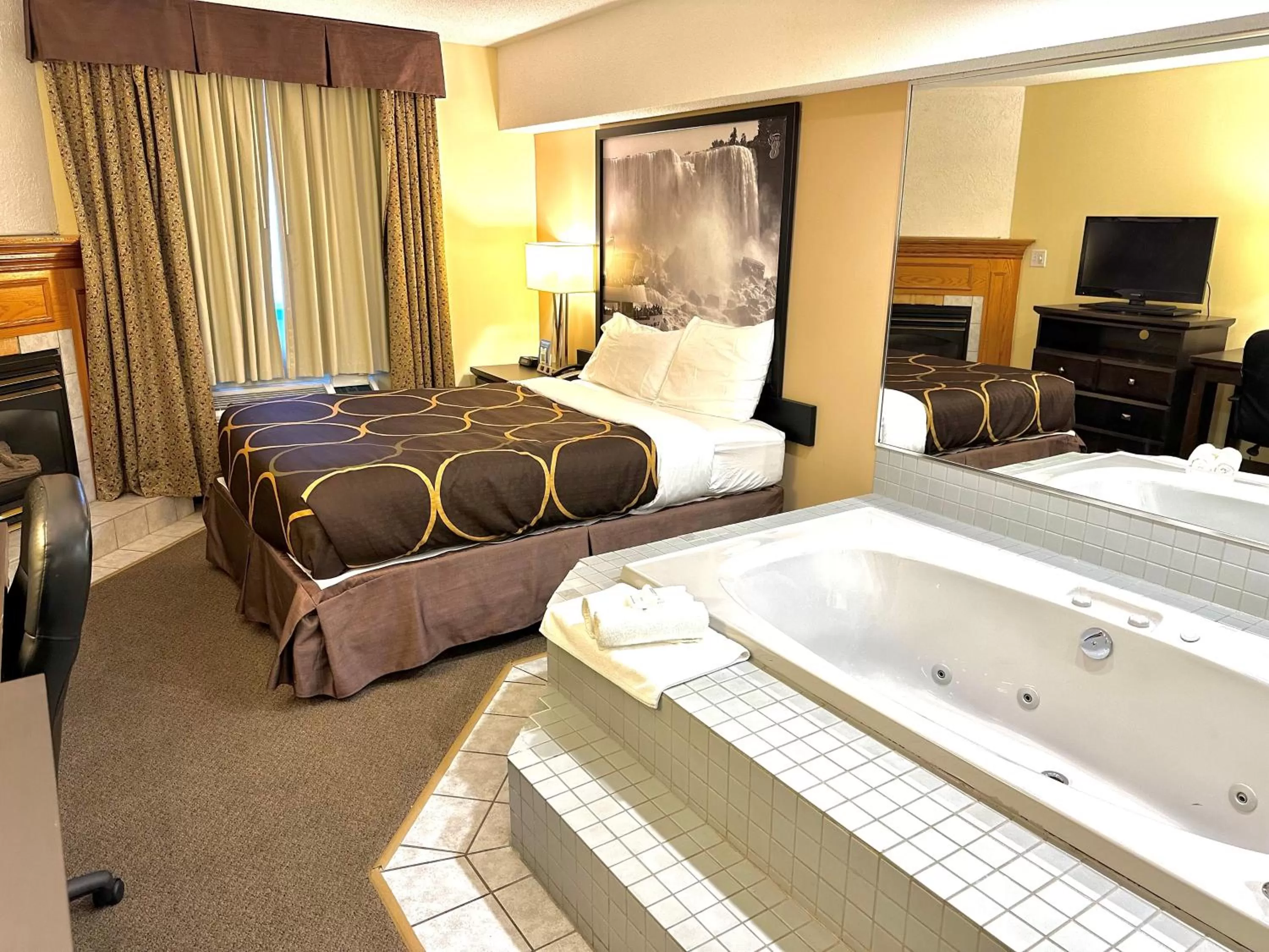 Bedroom, Bed in Super 8 by Wyndham Niagara Falls by the Falls