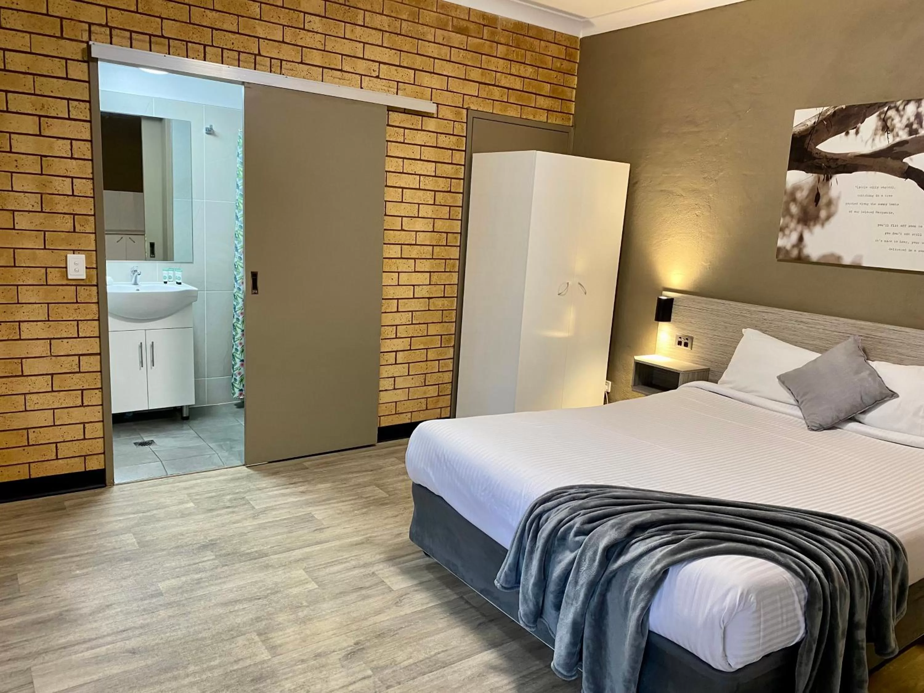 Photo of the whole room, Bed in Tallarook Motor Inn