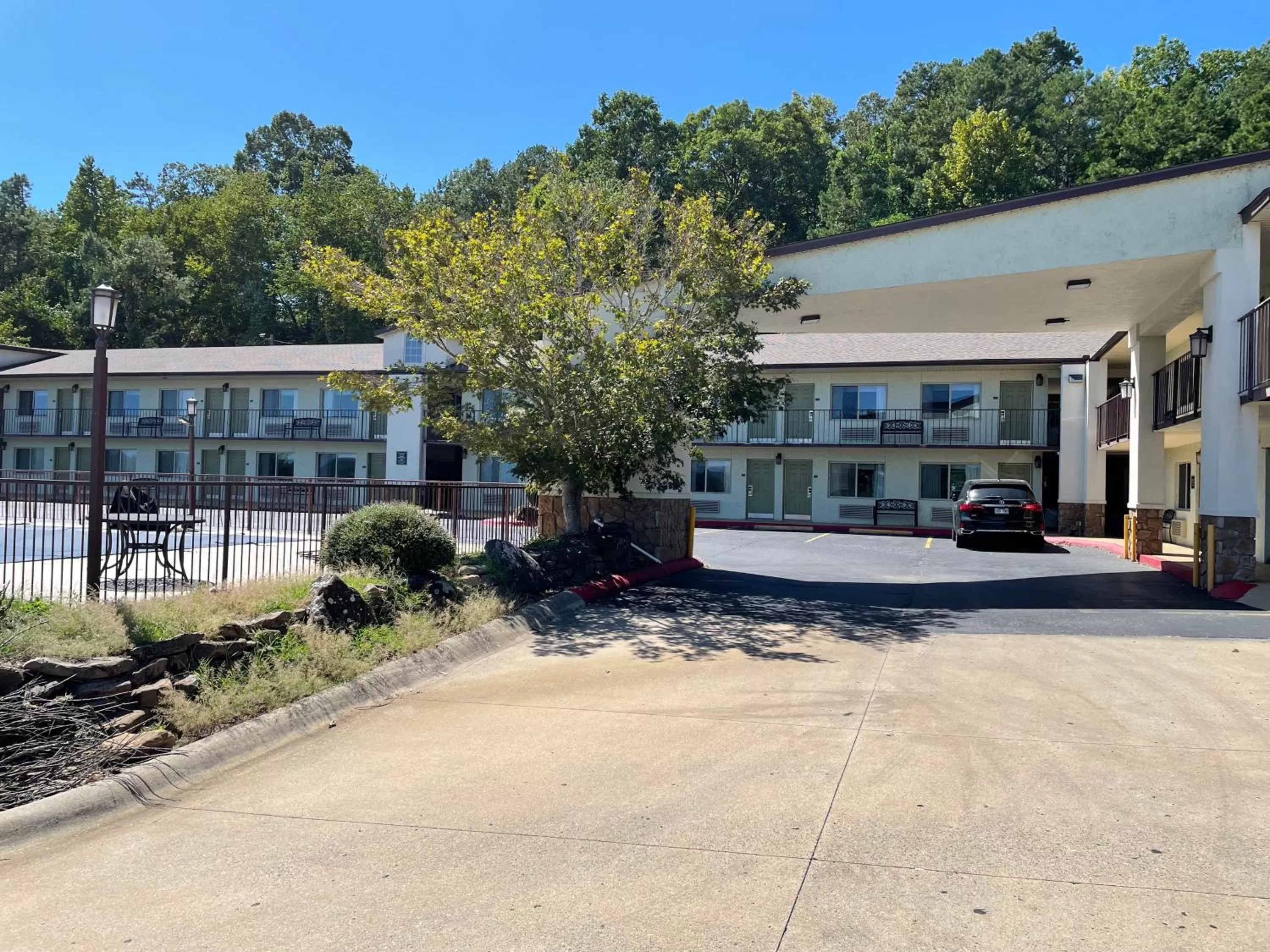 Property building in Quality Inn Clinton North