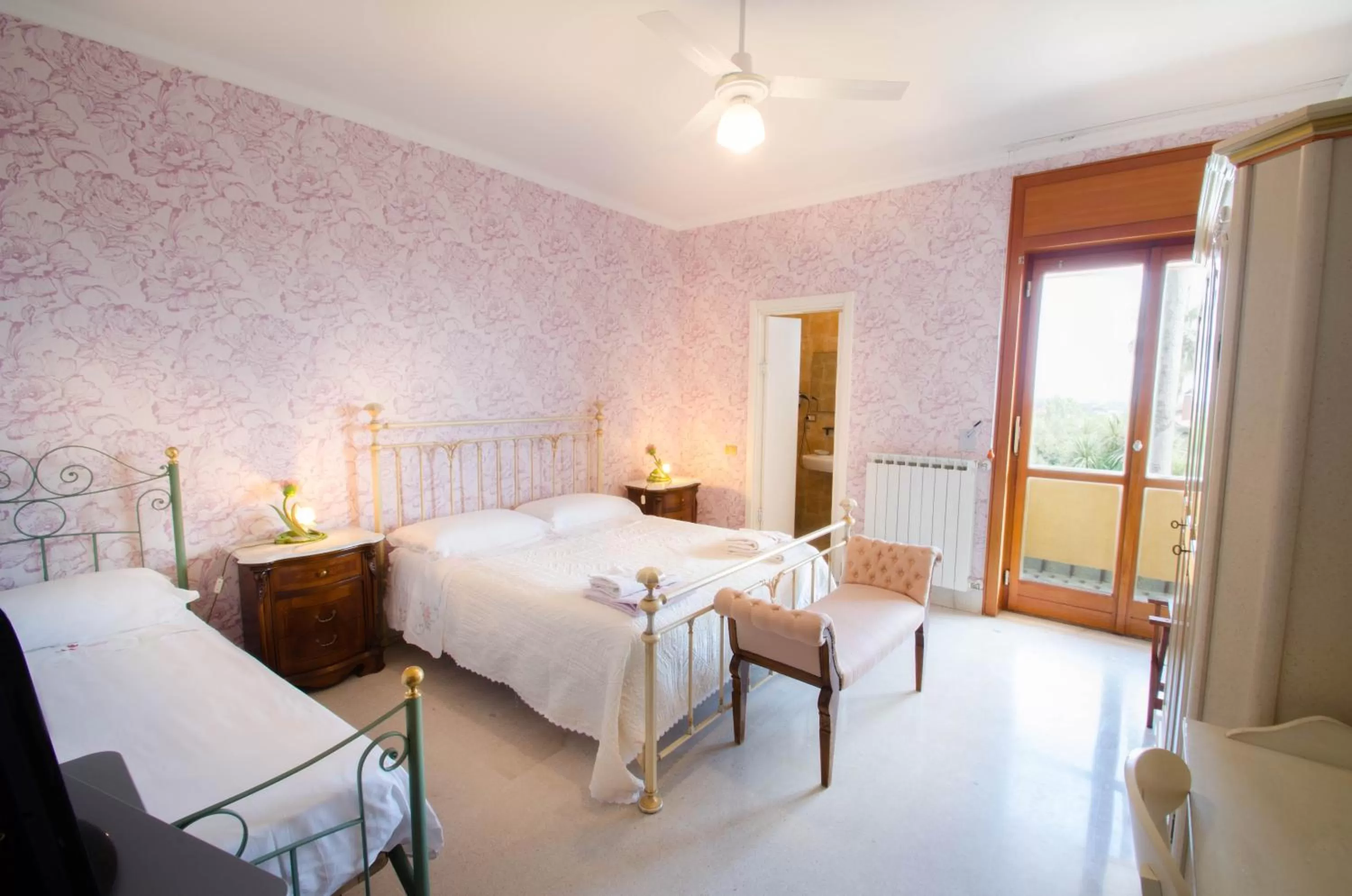 Photo of the whole room in La Magnolia B&B