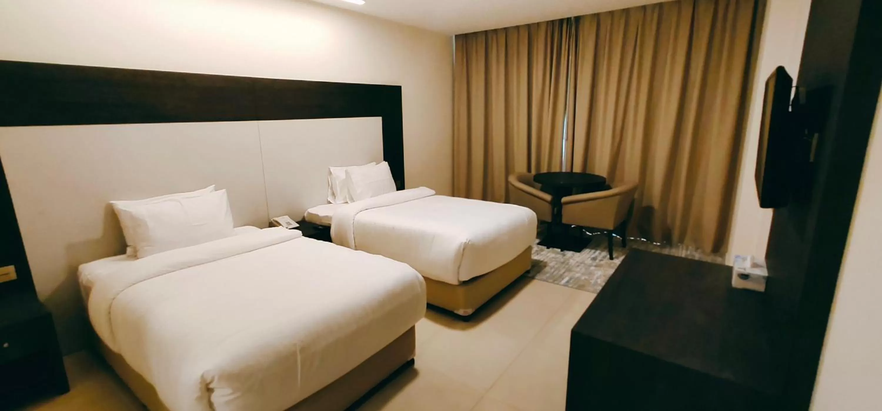 Bedroom, Bed in Manazil Aldar Hotel