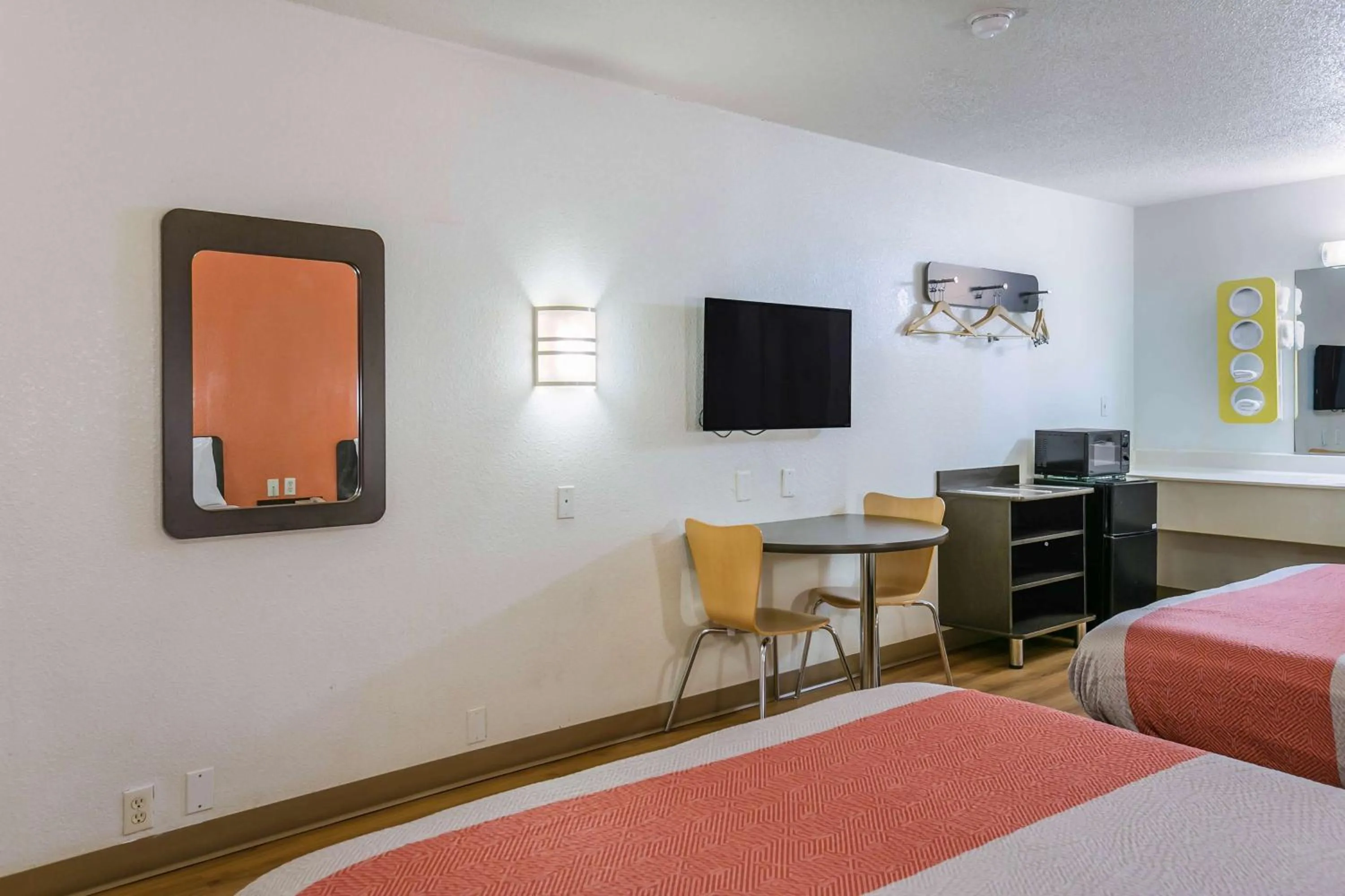 TV and multimedia, Bed in Motel 6-Dothan, AL