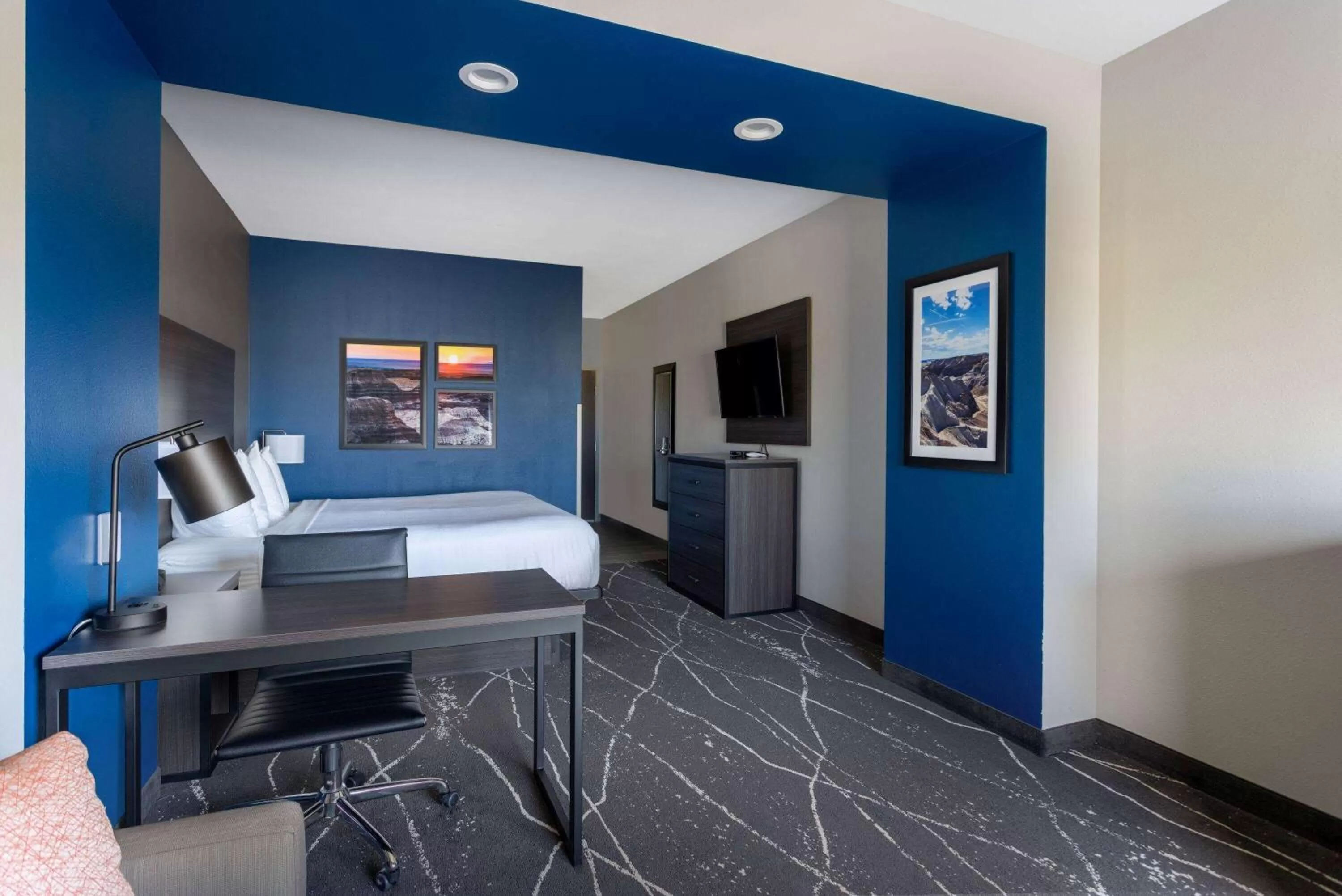 Photo of the whole room, Bed in La Quinta Inn & Suites by Wyndham Holbrook Petrified Forest