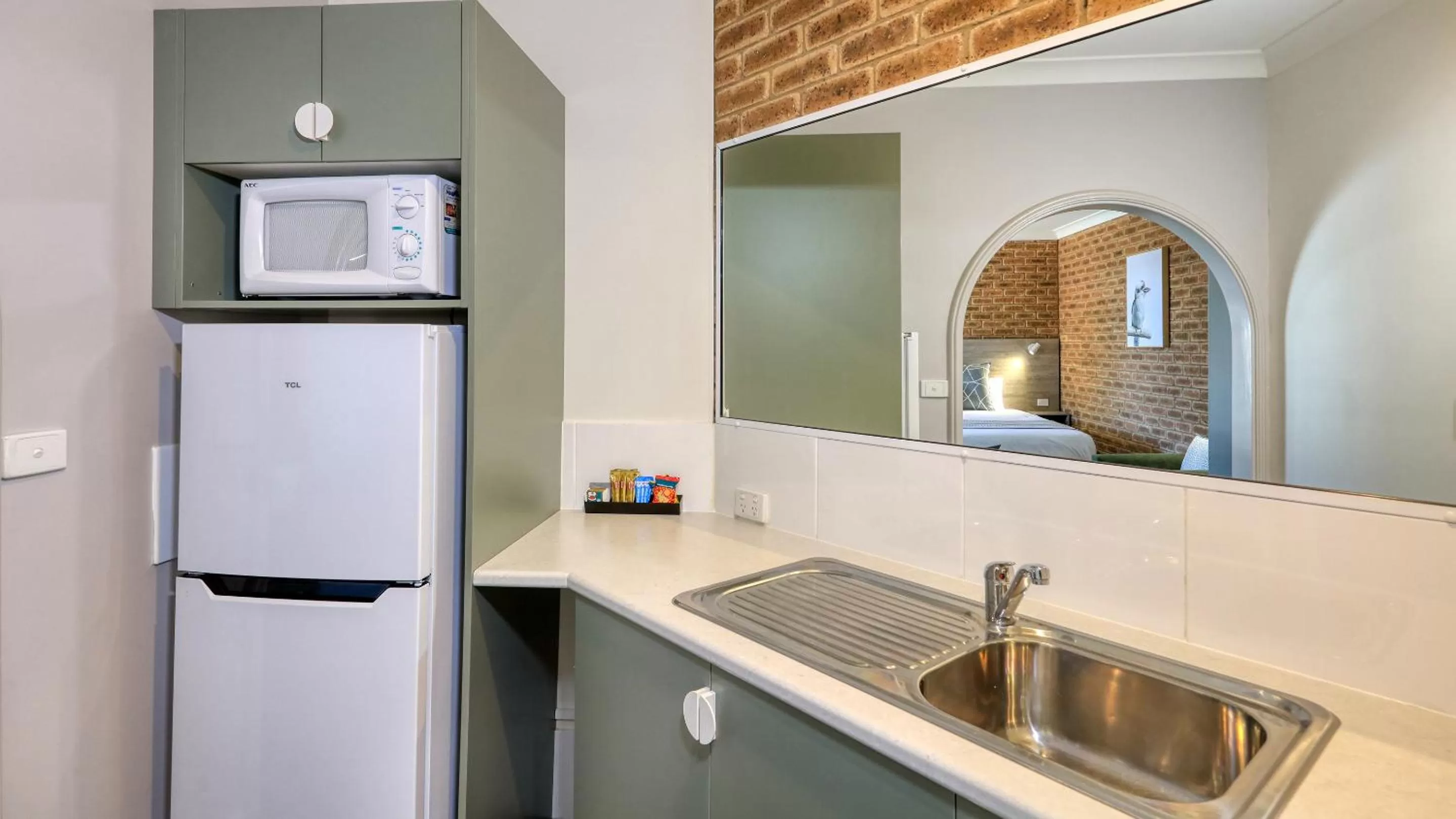 Kitchen or kitchenette in Hamilton Henry Parkes Motor Inn