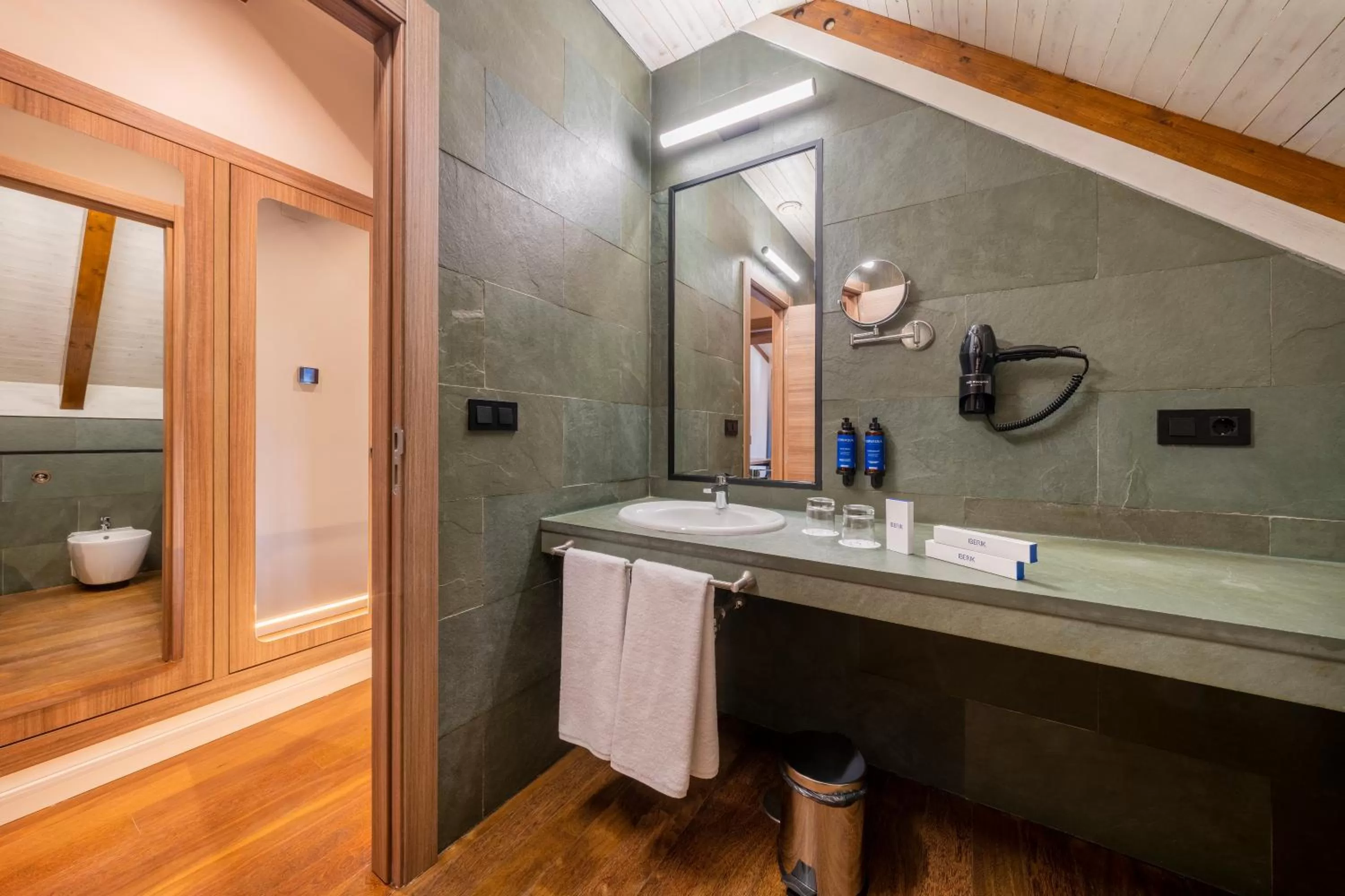 Bathroom in Iberik Gran Balneario de Guitiriz