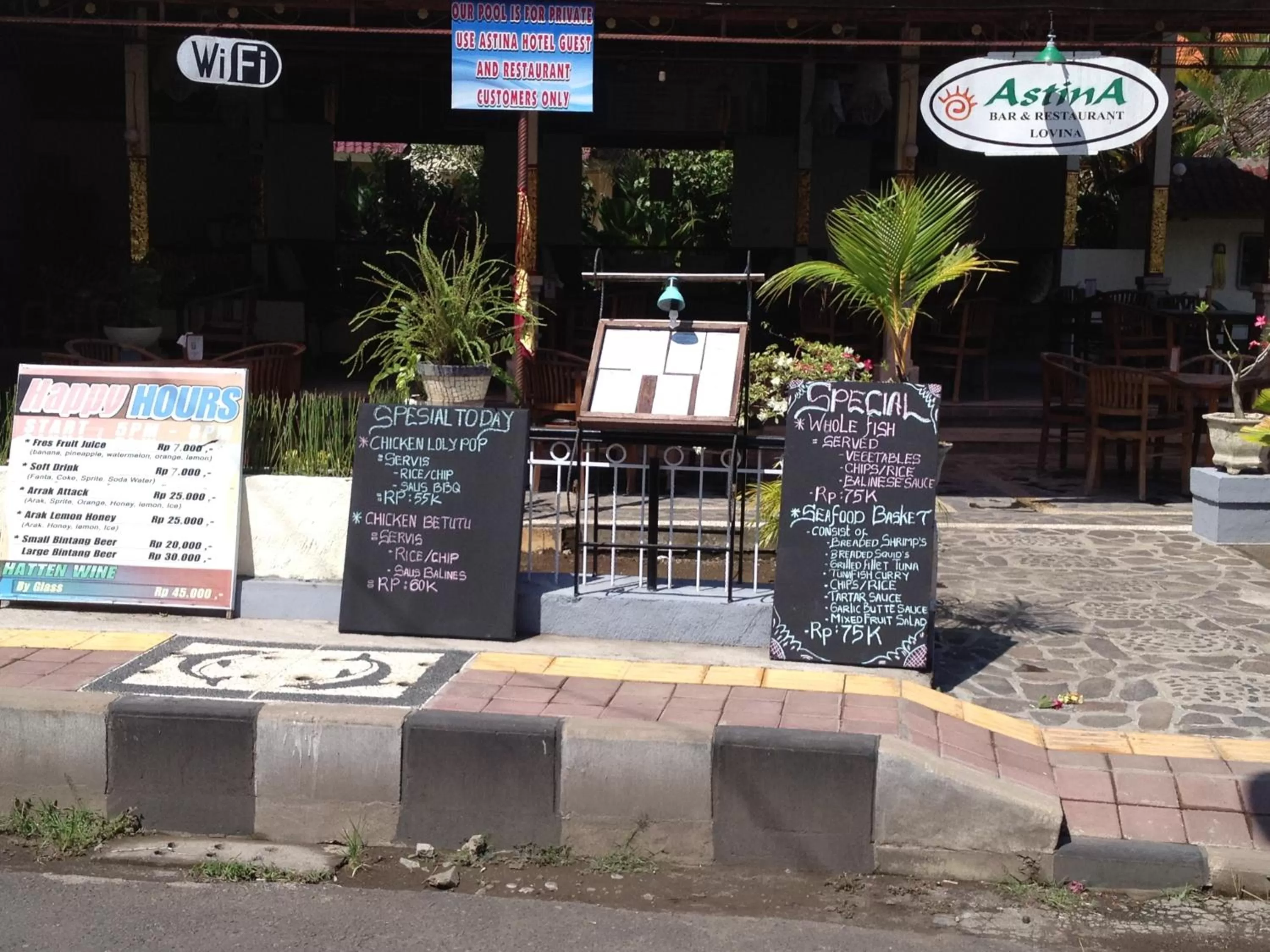 Facade/entrance in Astina Hotel