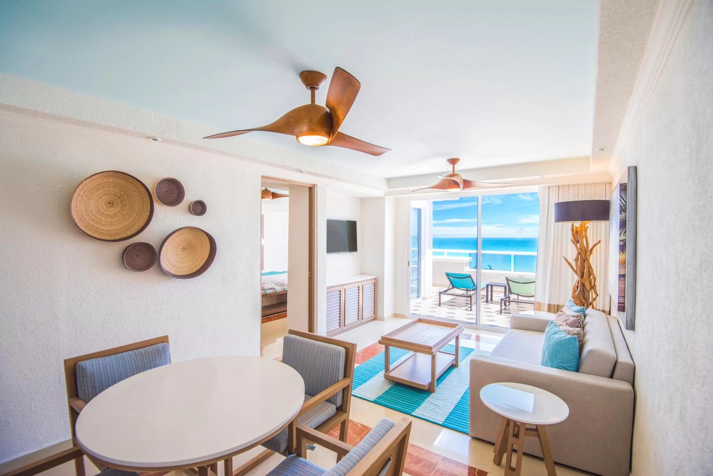 TV and multimedia in Wyndham Alltra Cancun All Inclusive Resort