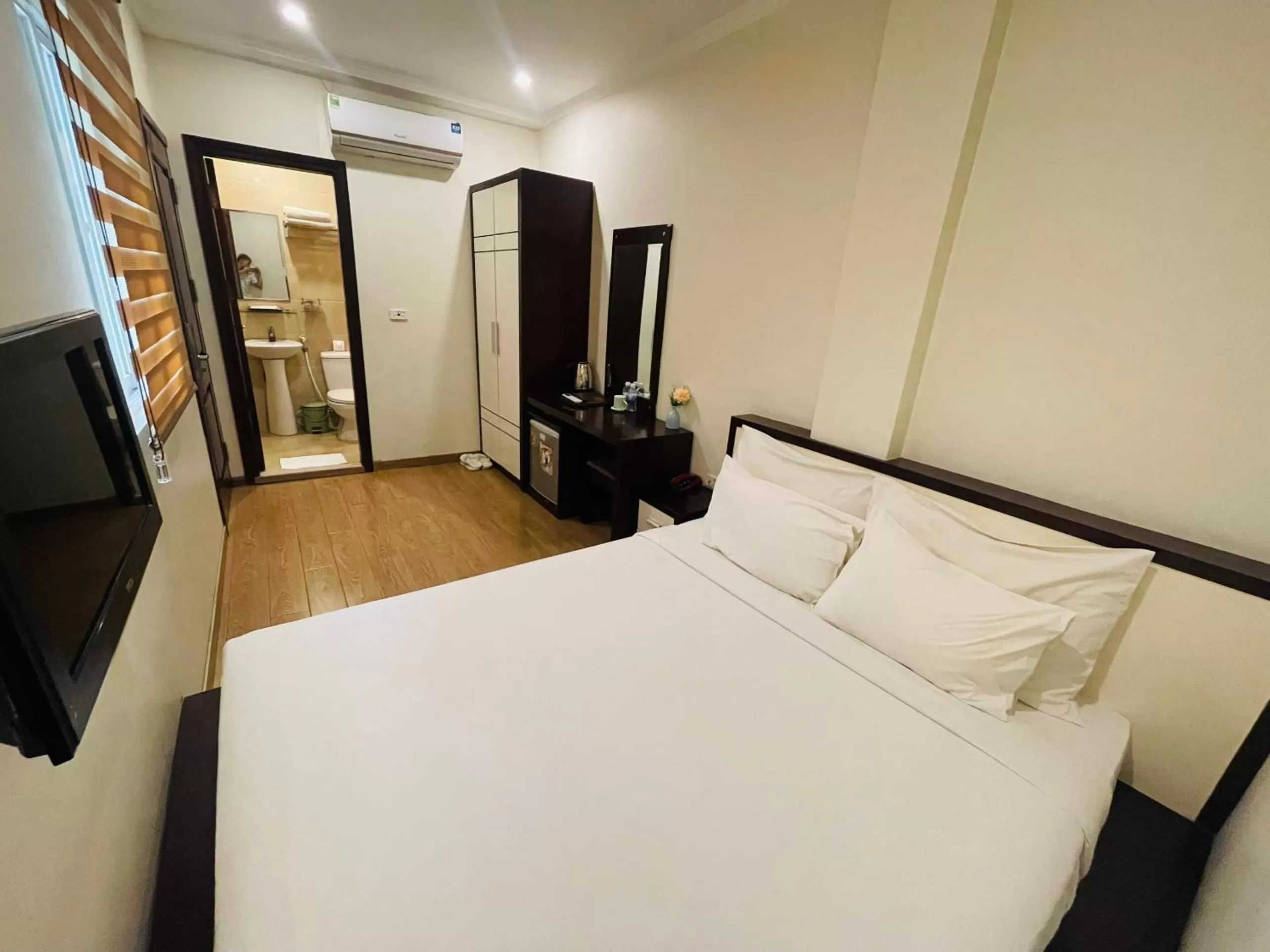 Property building, Bed in Rising Dragon Hotel