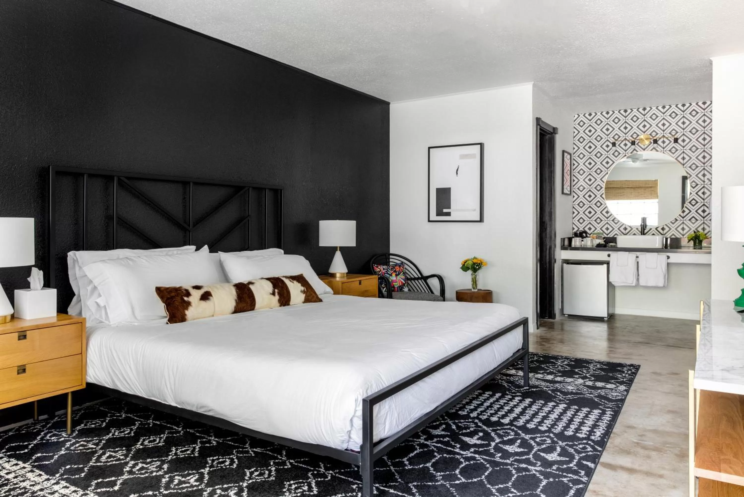 Bedroom, Bed in Wimberley Inn & bar