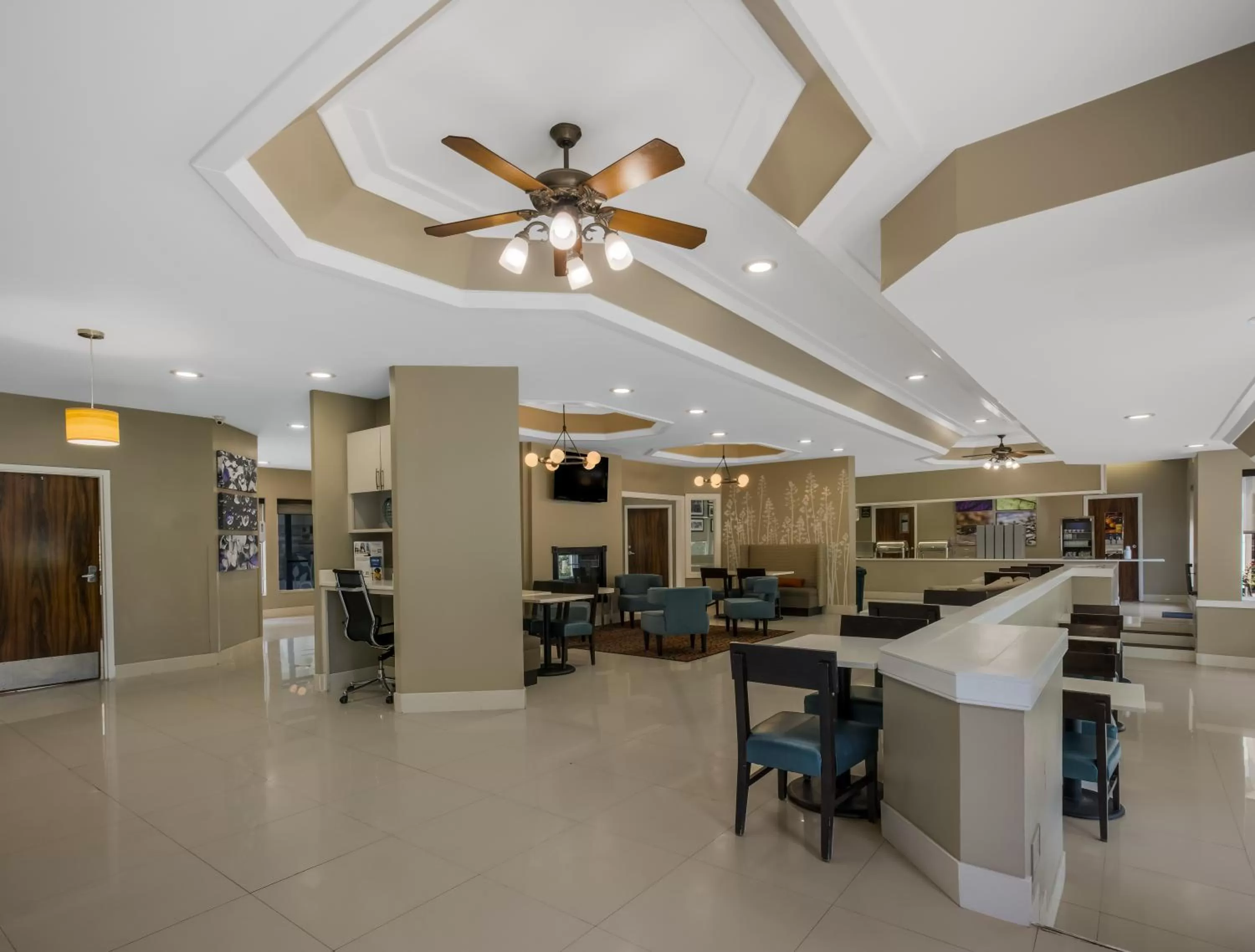 Seating area in MainStay Suites Savannah Midtown