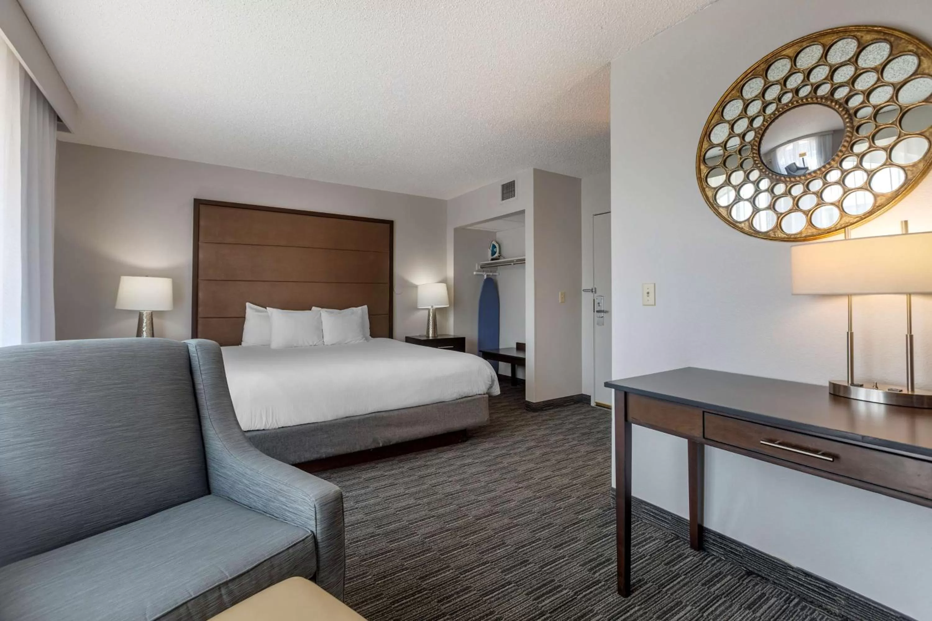 Bedroom in Best Western Plus Como Park Hotel