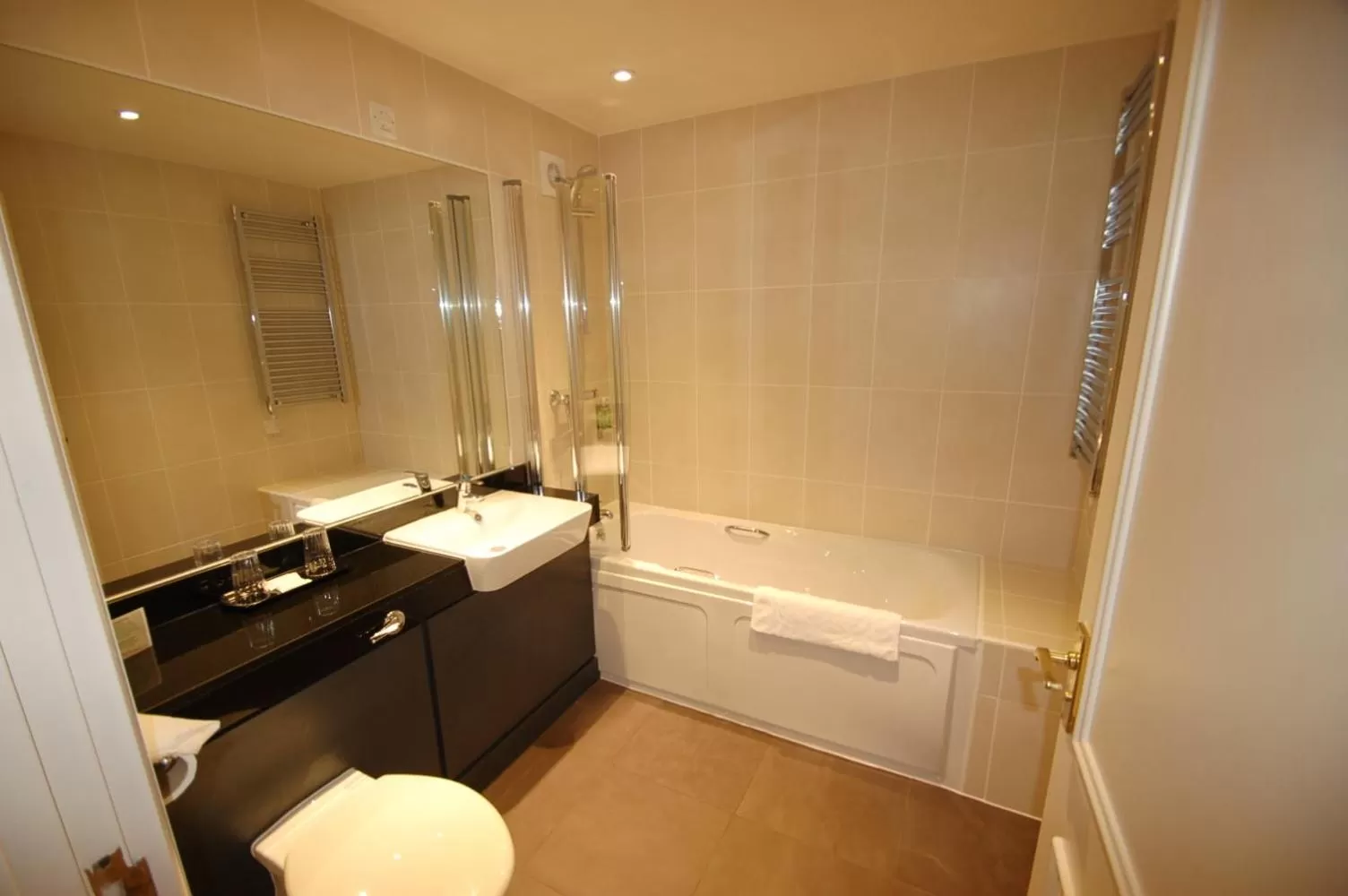 Bathroom in Kings Court Hotel Alcester, BW Signature Collection