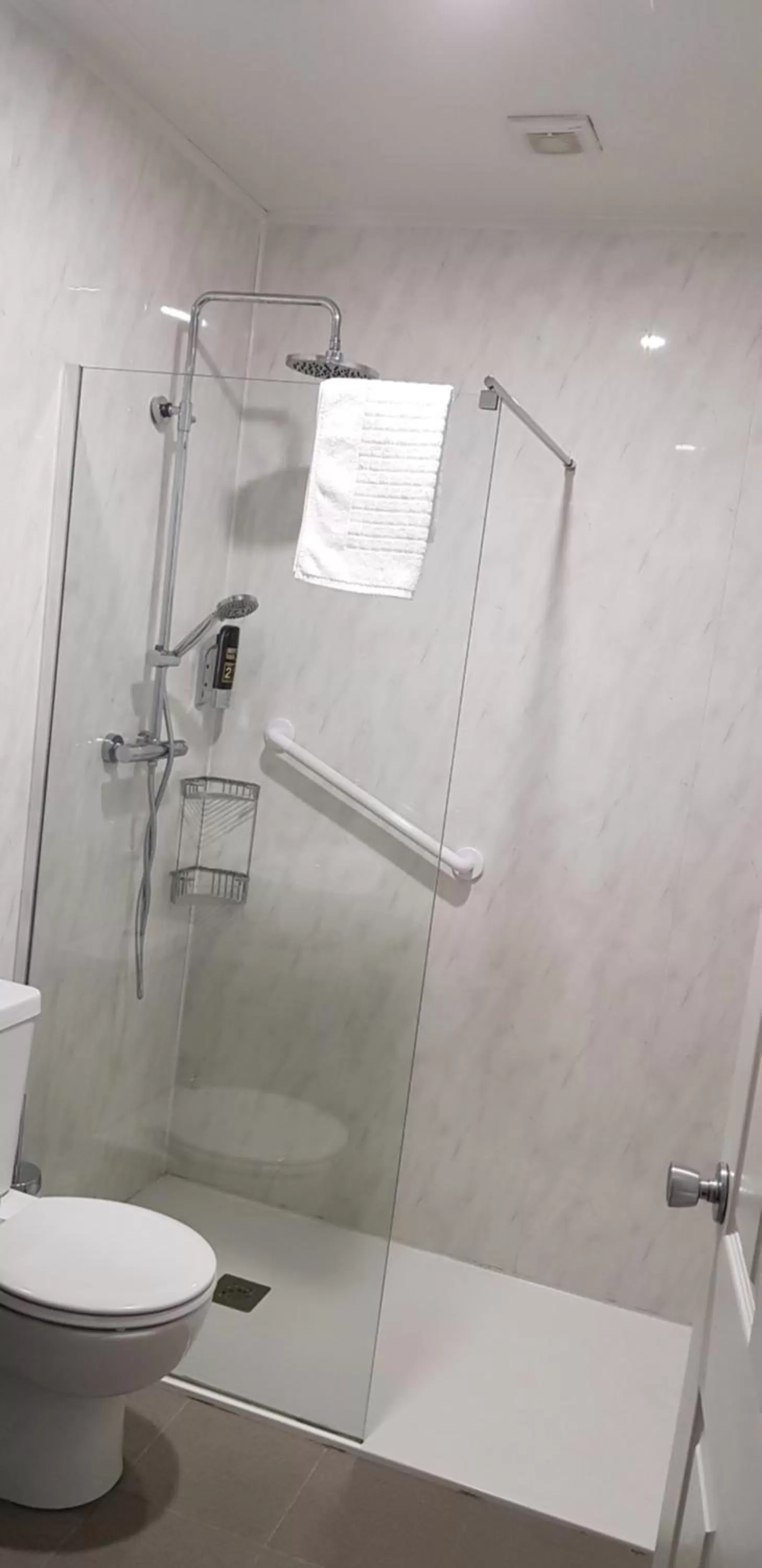 Shower in Cahir House Hotel