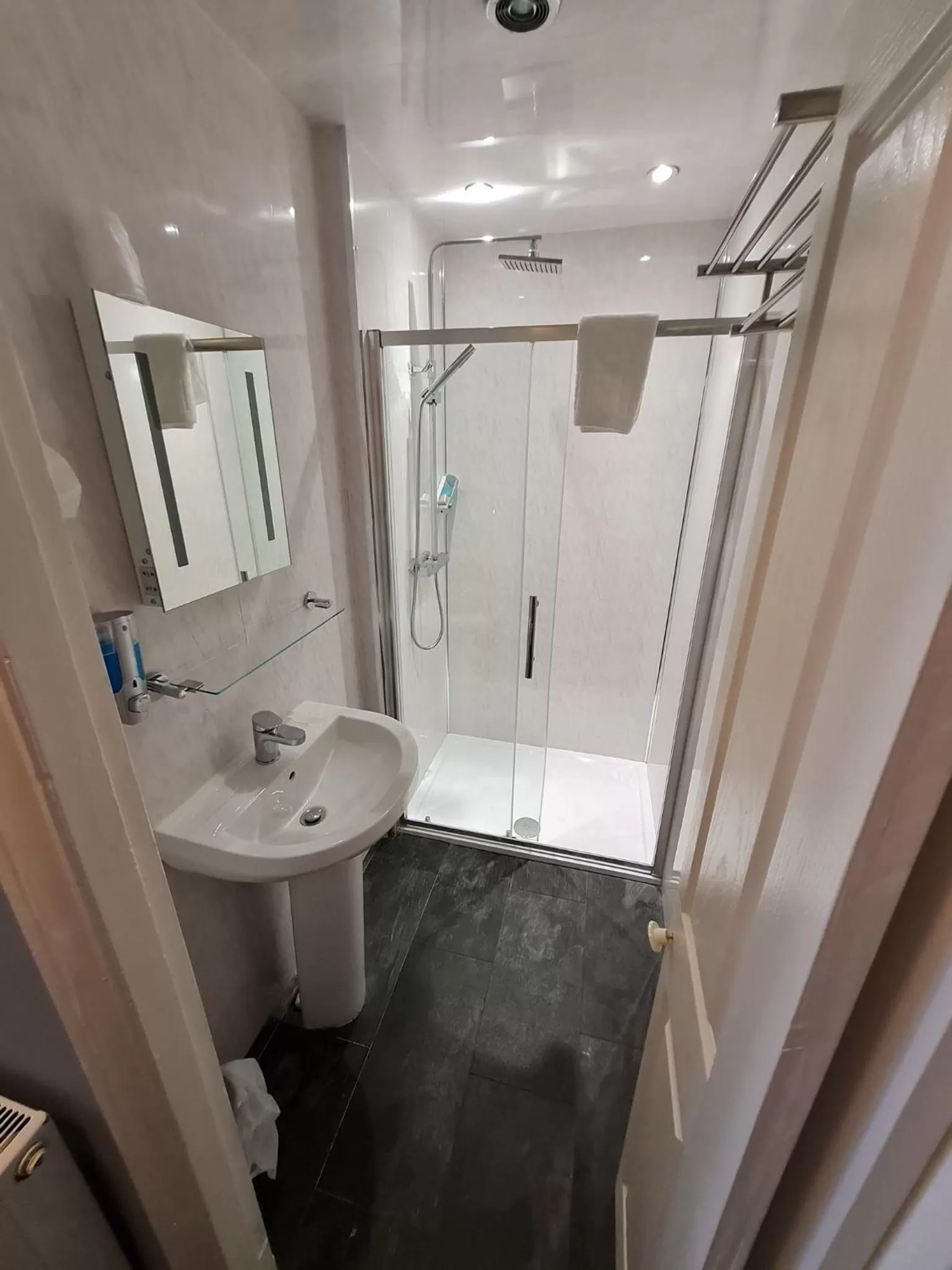 Toilet in Queens Plaza Hotel