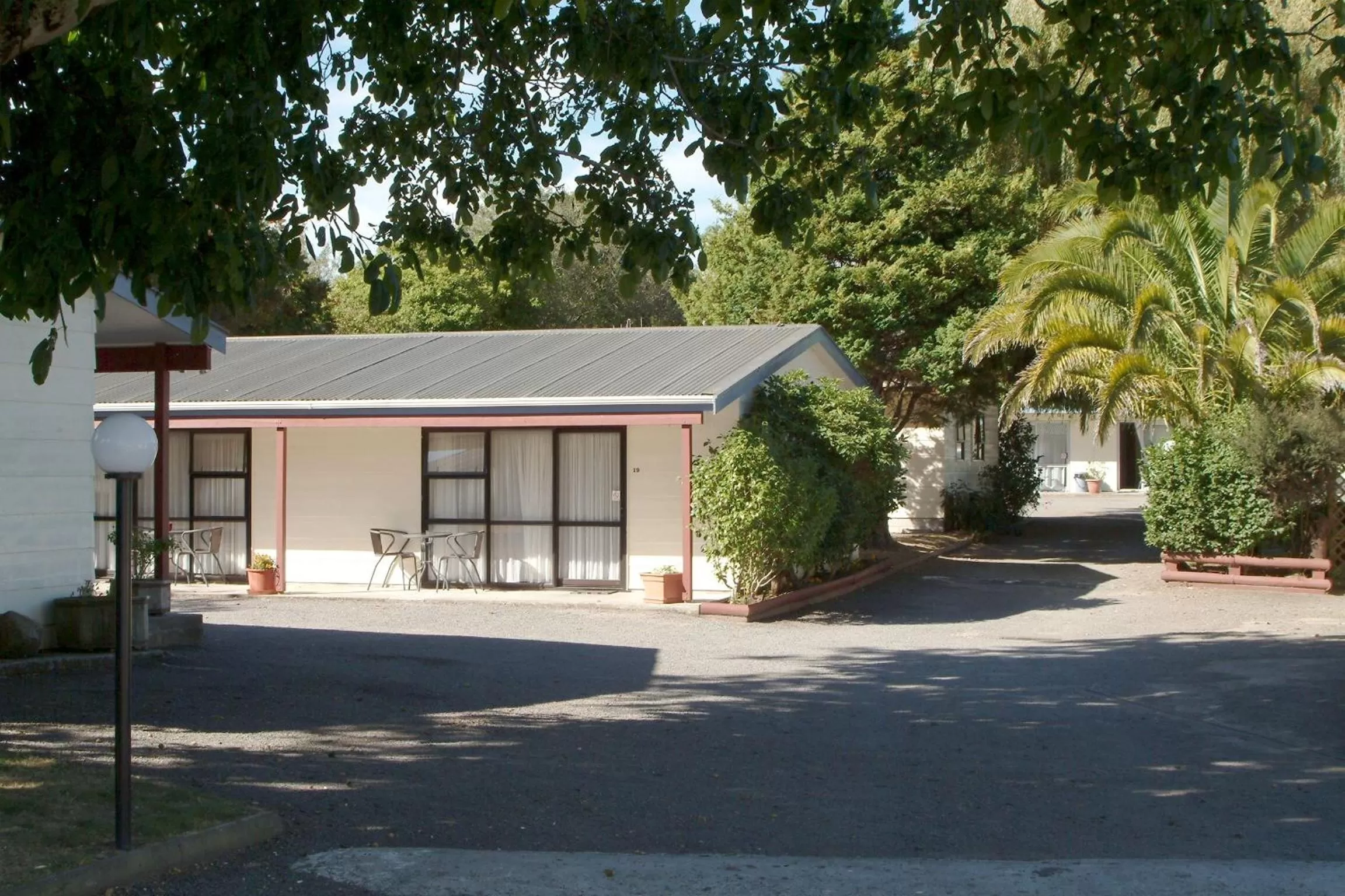 Property building in Camellia Court Family Motel