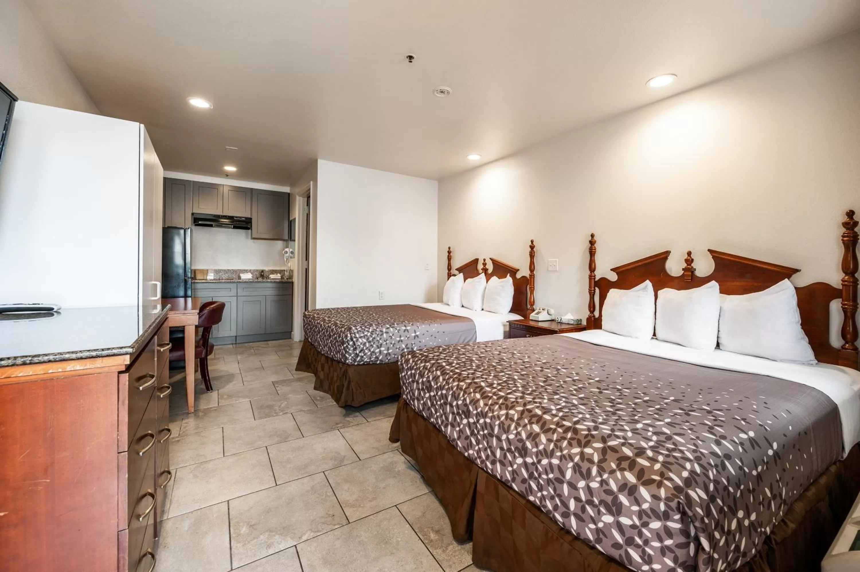 Deluxe Queen Studio  in City Creek Inn & Suites